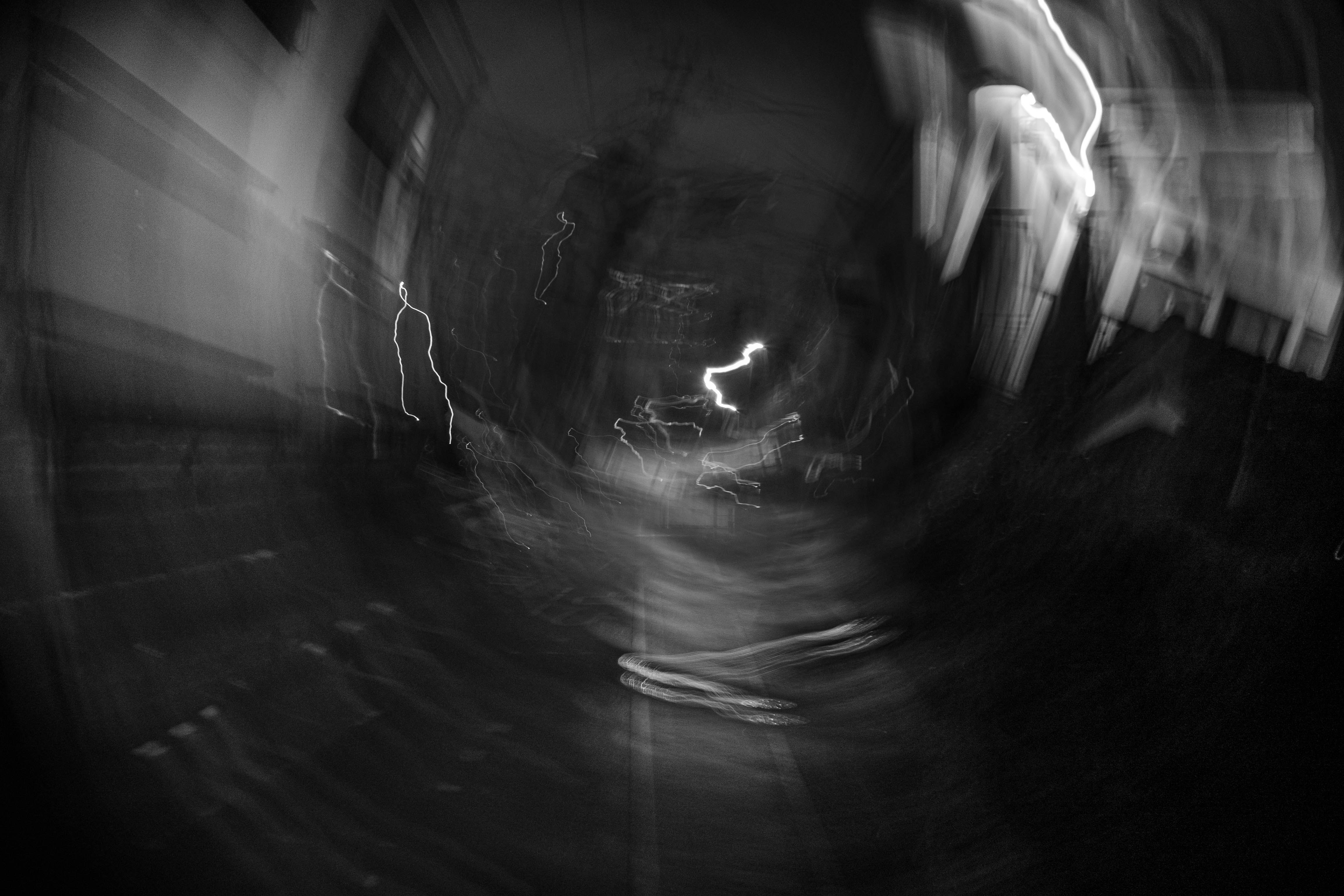 路地の夜に光跡が流れる抽象的なモーションブラー