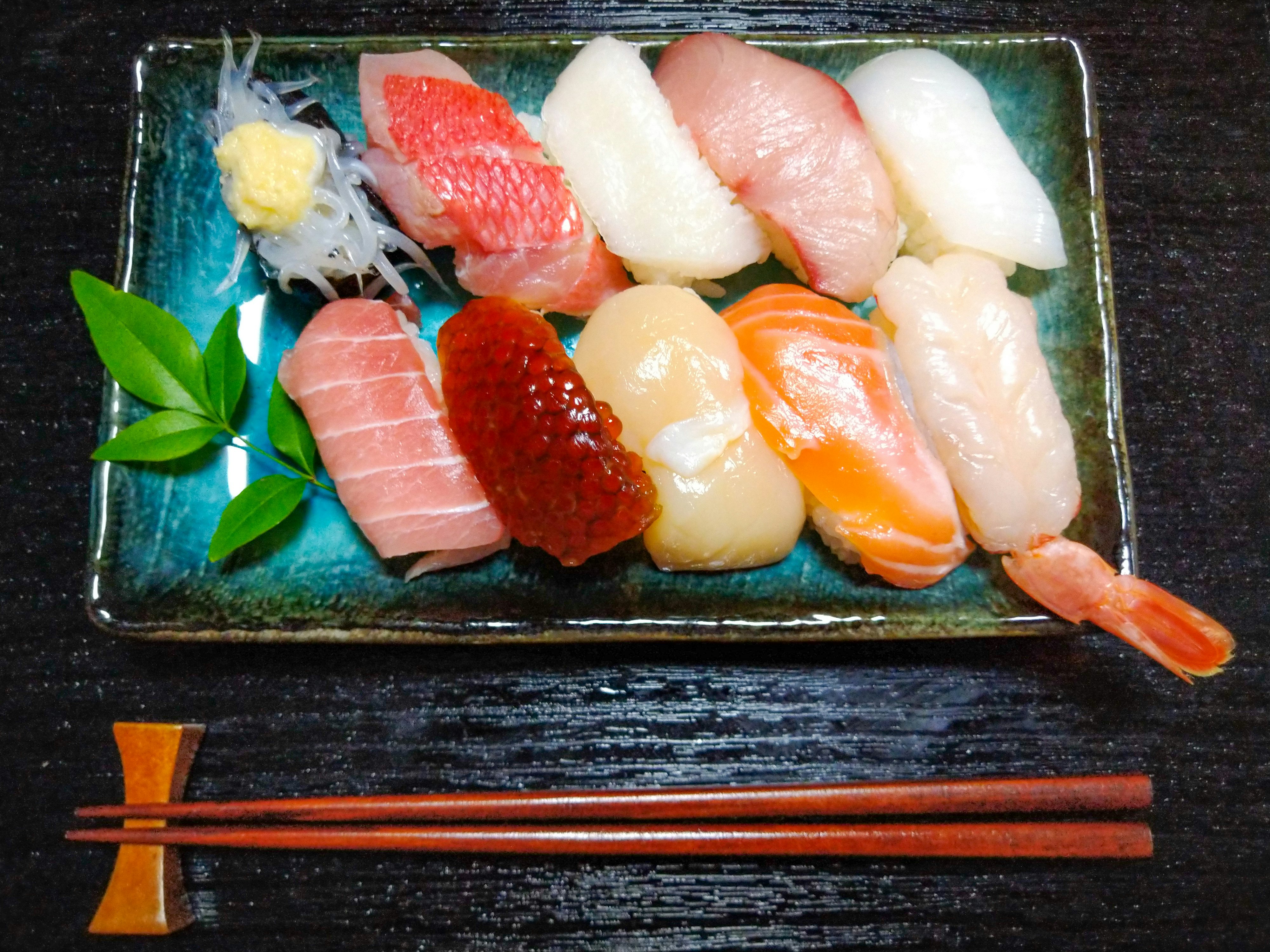 assortiment de sushi et sashimi sur un plat rectangulaire
