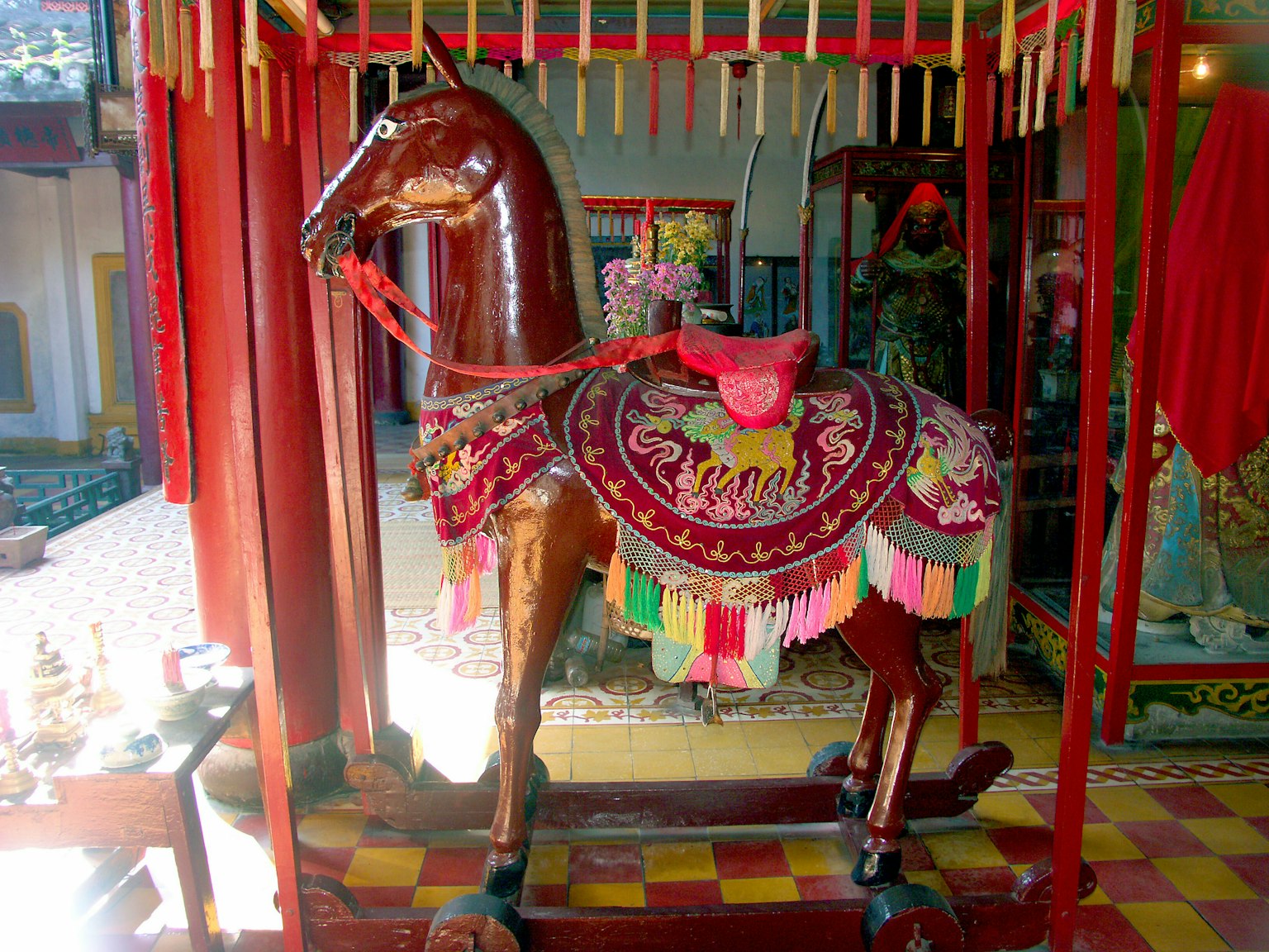 装饰性的木马雕塑 colorful decorations and intricate saddle