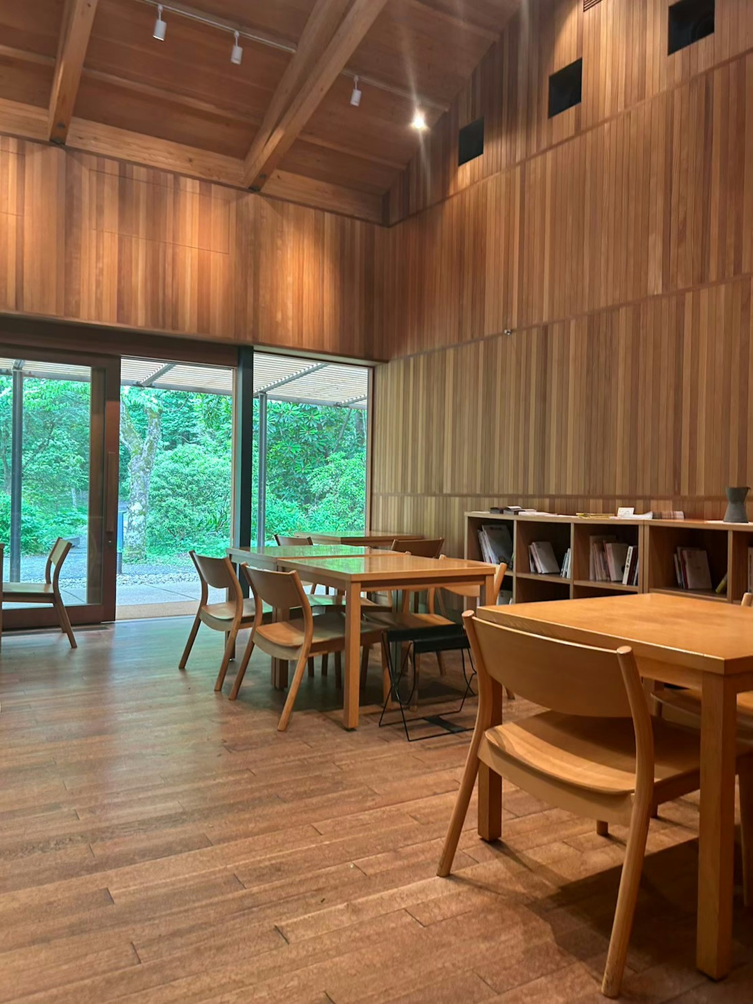 Interior luminoso estilo cafetería con paredes y suelos de madera