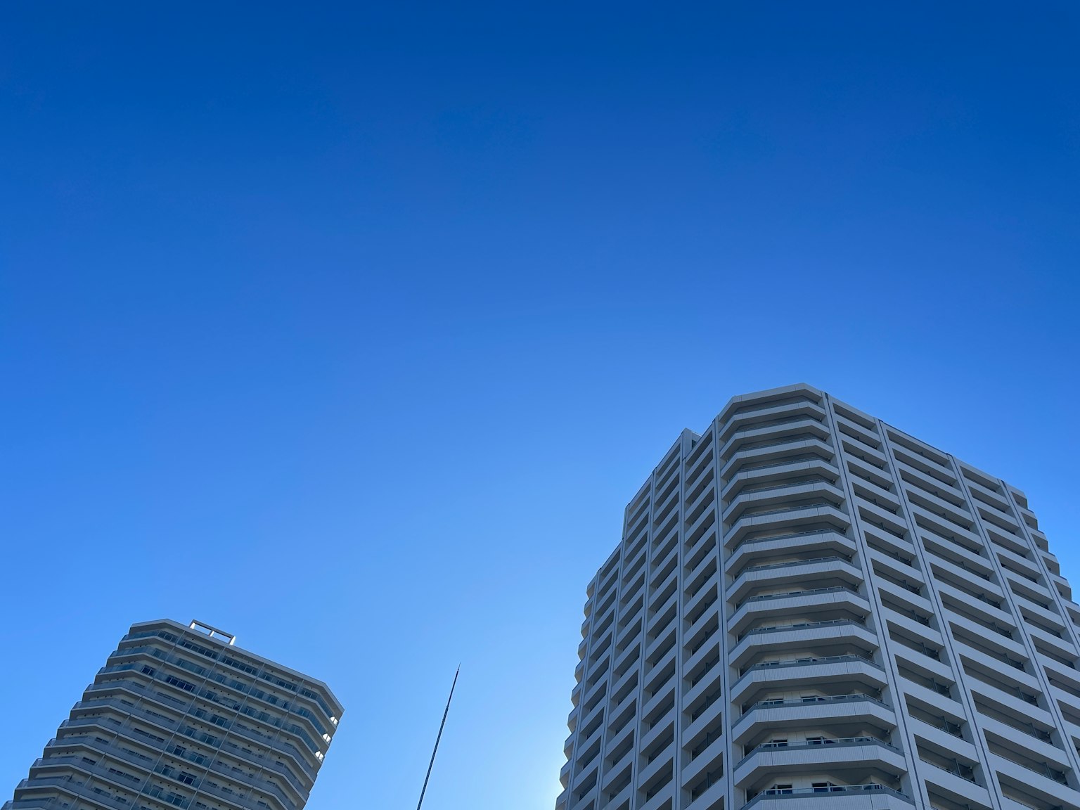 蓝天白云下的高层建筑照片