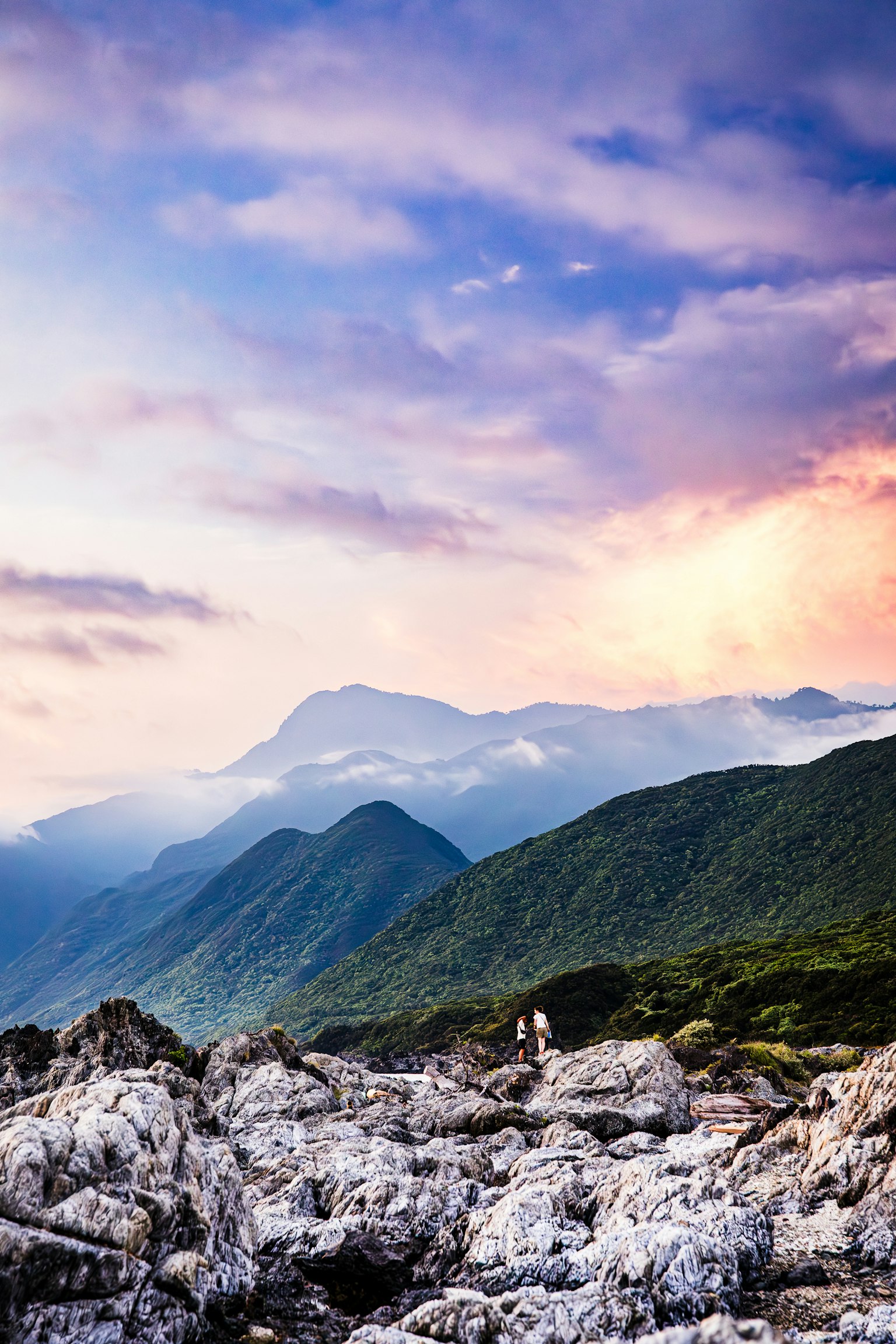 Pemandangan berbatu dengan gunung dan langit senja yang indah