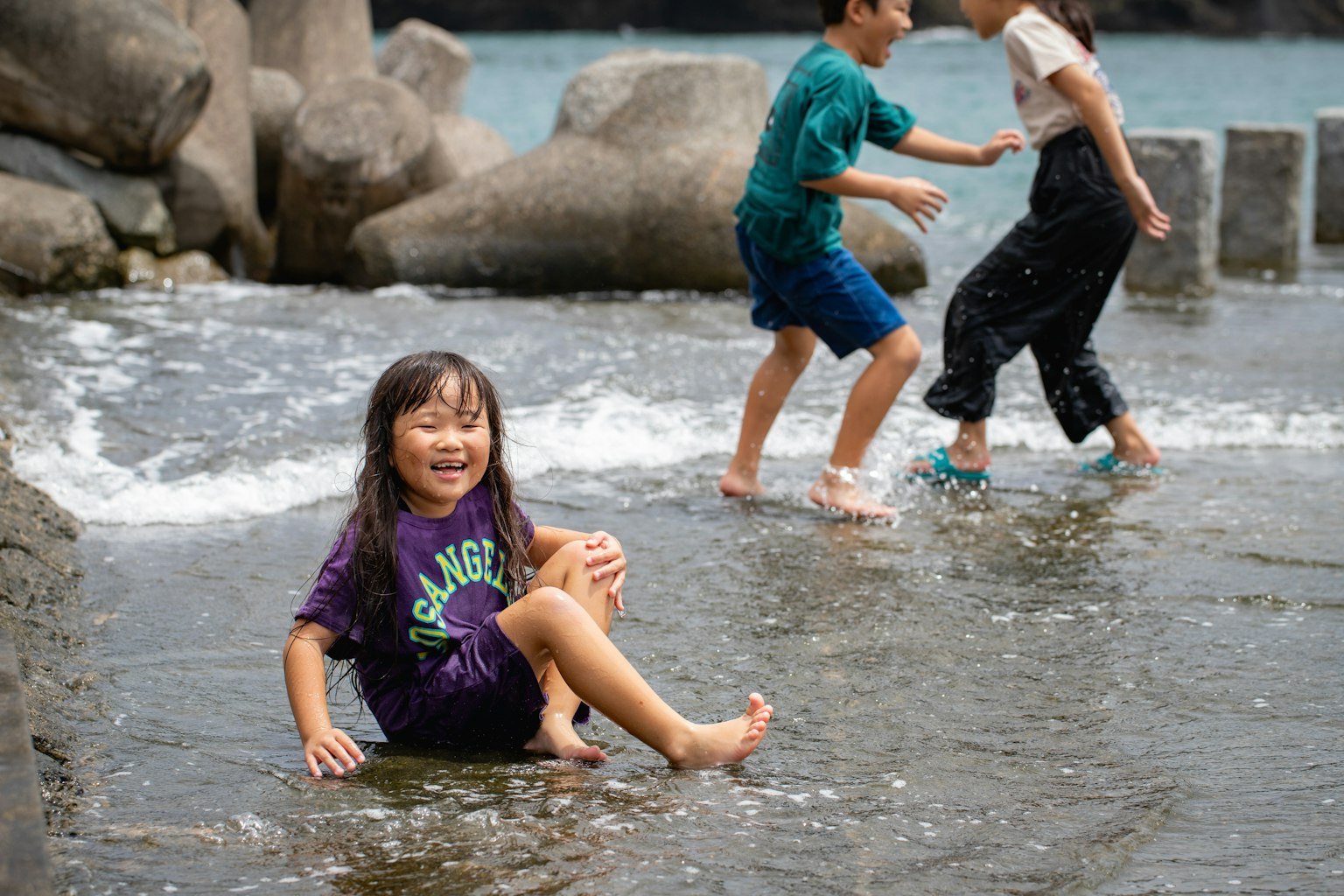 子供たちが水辺で遊んでいる様子の画像
