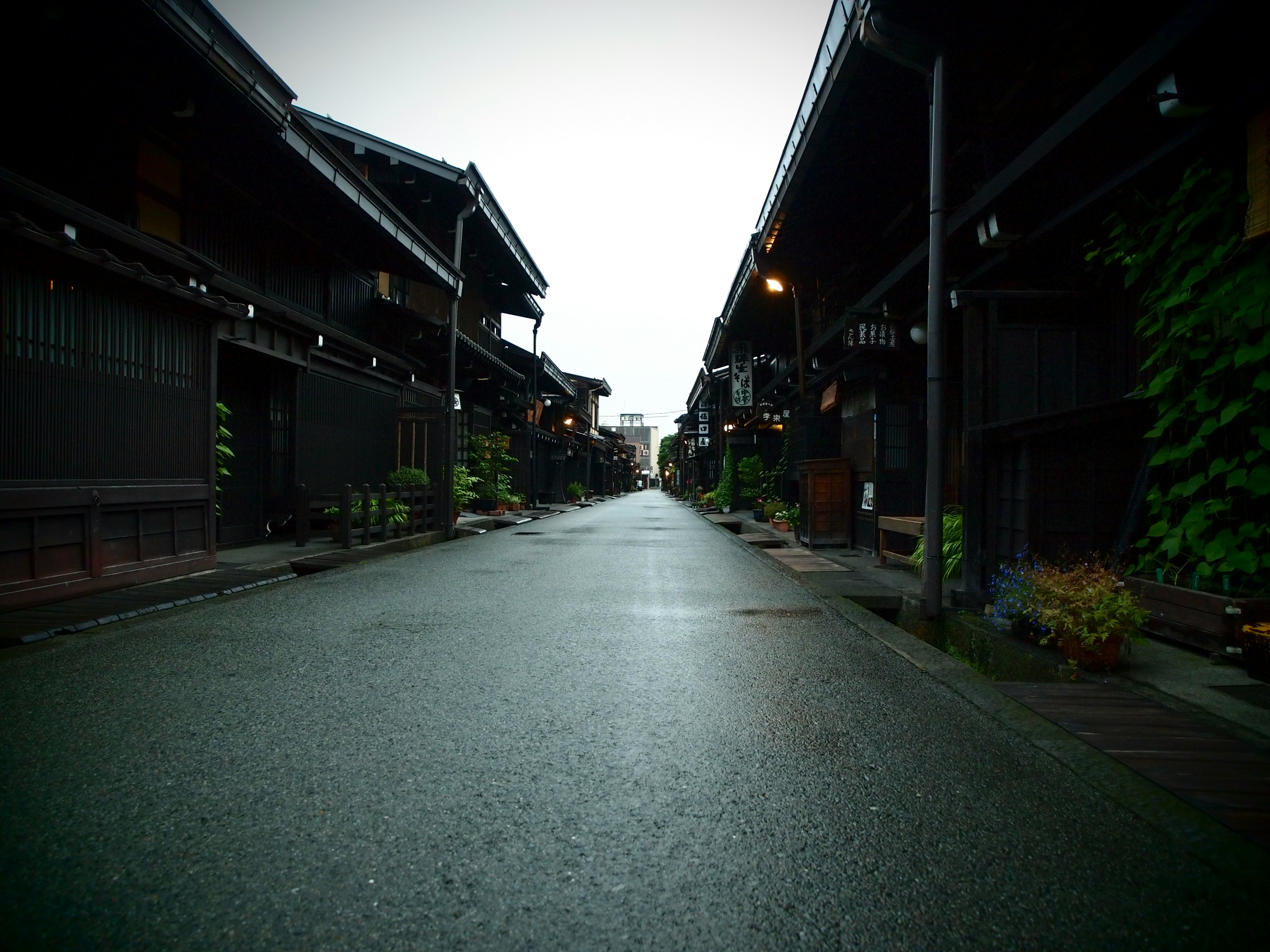 雨が降る飛騨高山の古い町並みの路地