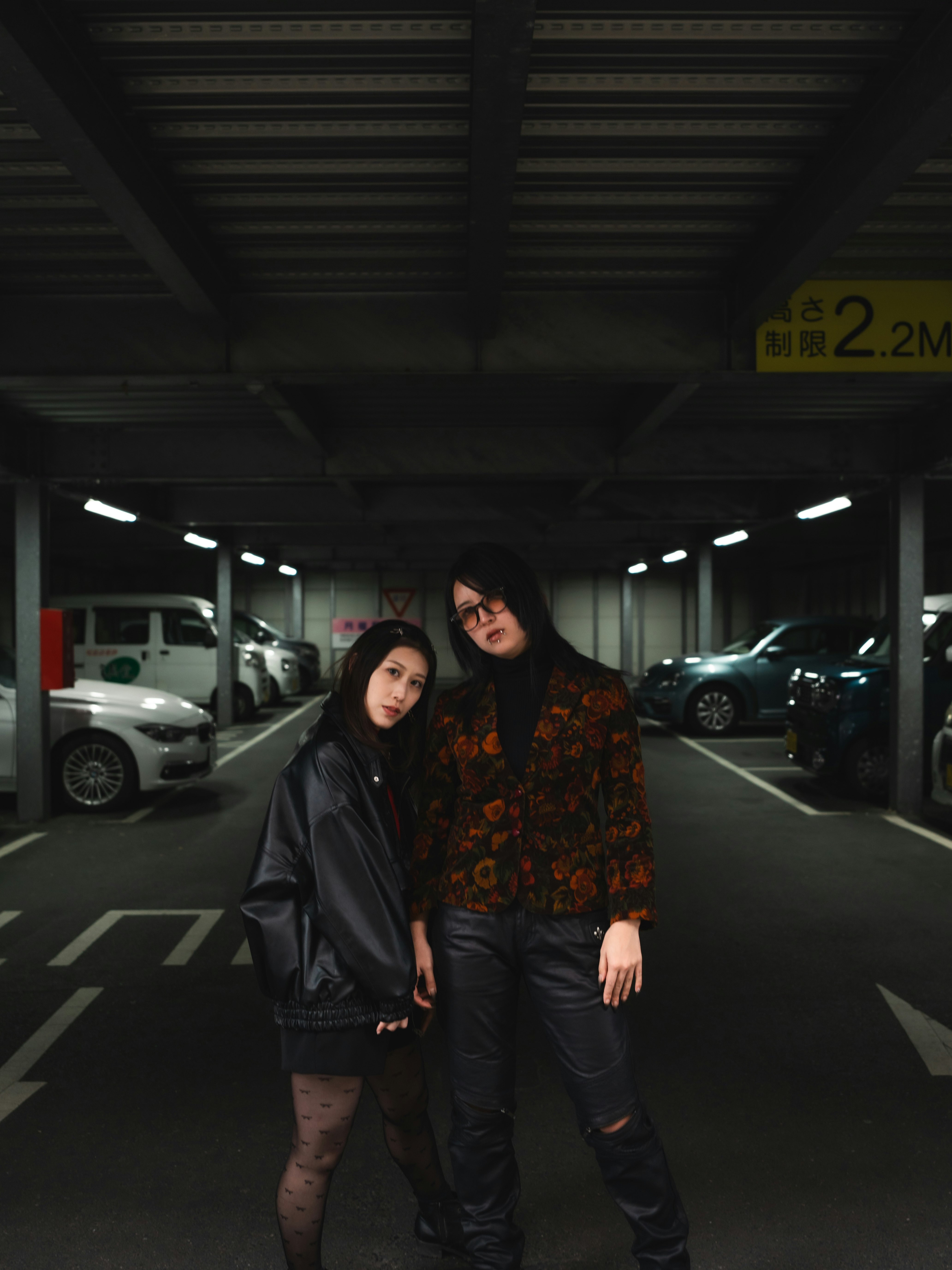 地下停車場裡並肩站著的兩個人