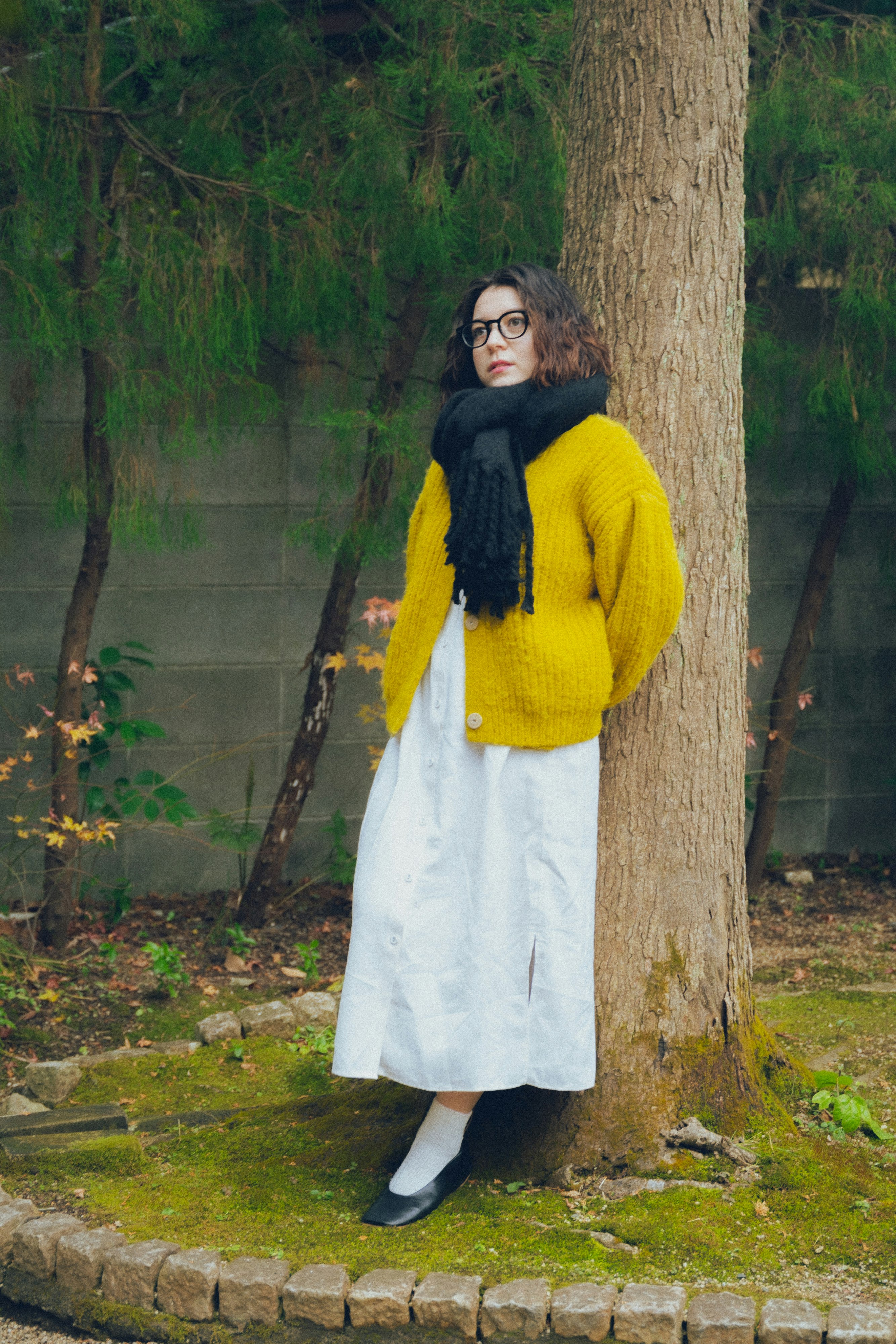 木のそばで佇む女性のポートレート