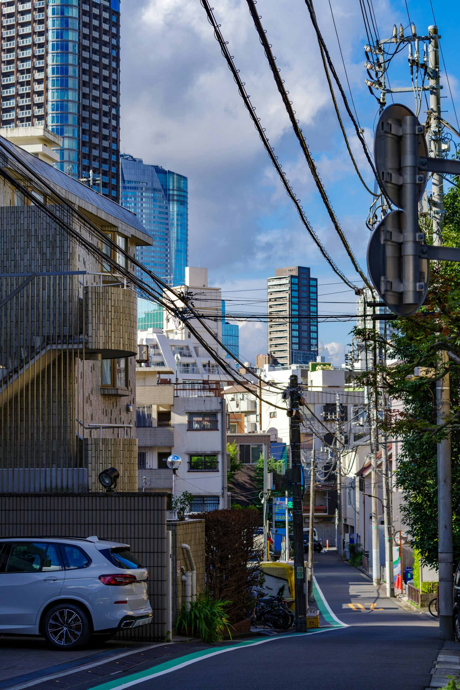 Vue de rue avec un mélange de grands immeubles et de maisons résidentielles