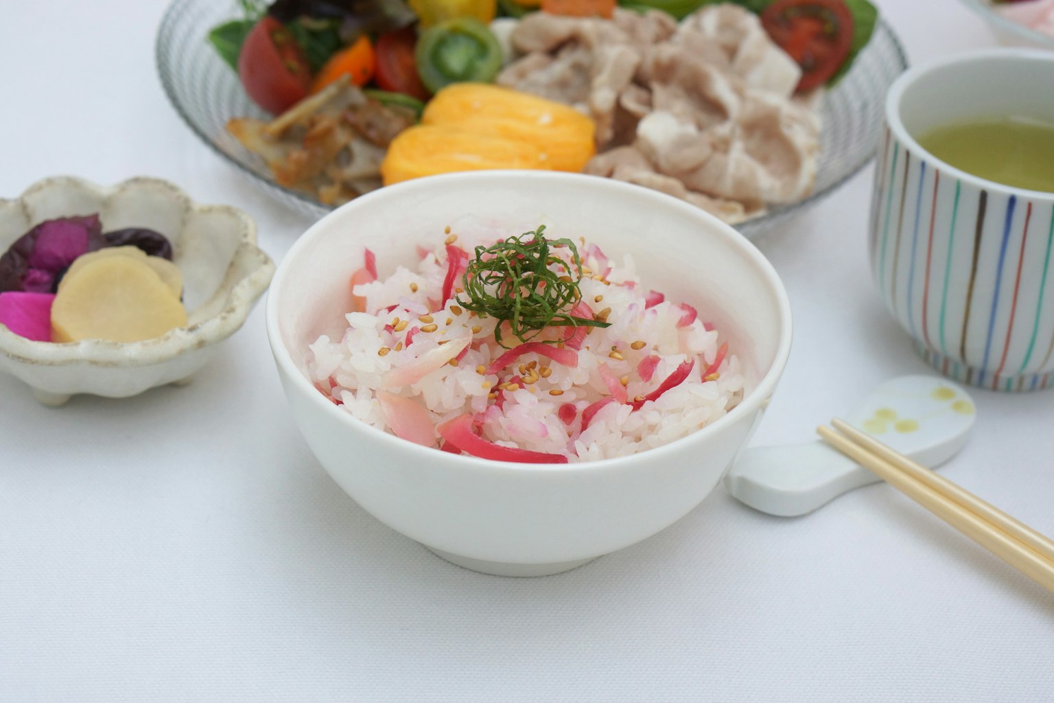 Bol blanc de riz garni de gingembre mariné émincé