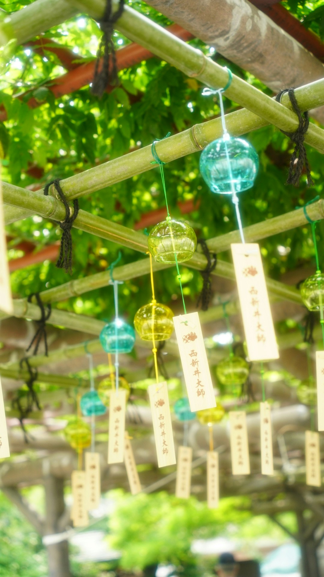 Windspiele und Tanzaku, die am Bambus hängen