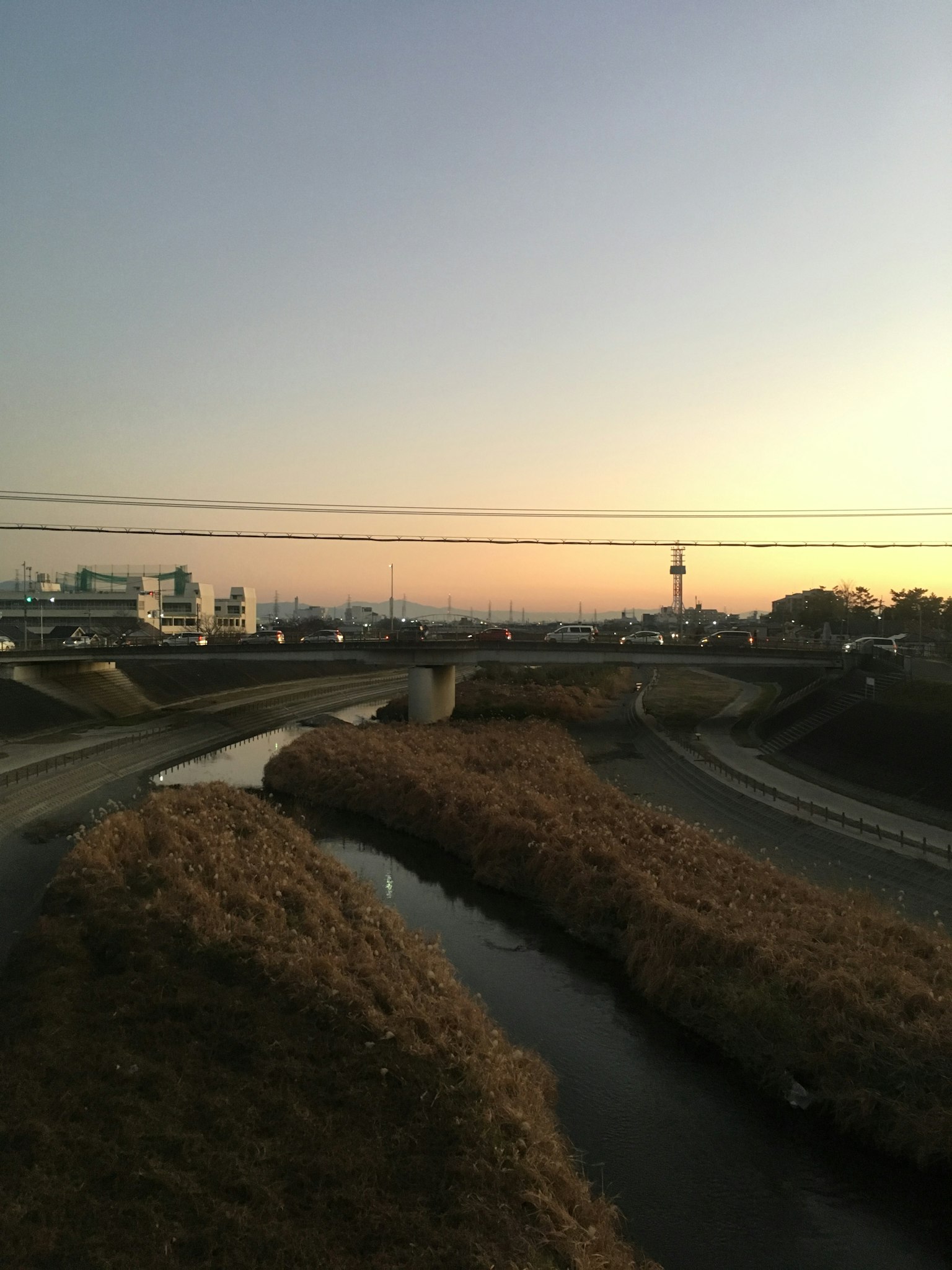 黄昏时分的河流和桥梁及周围建筑