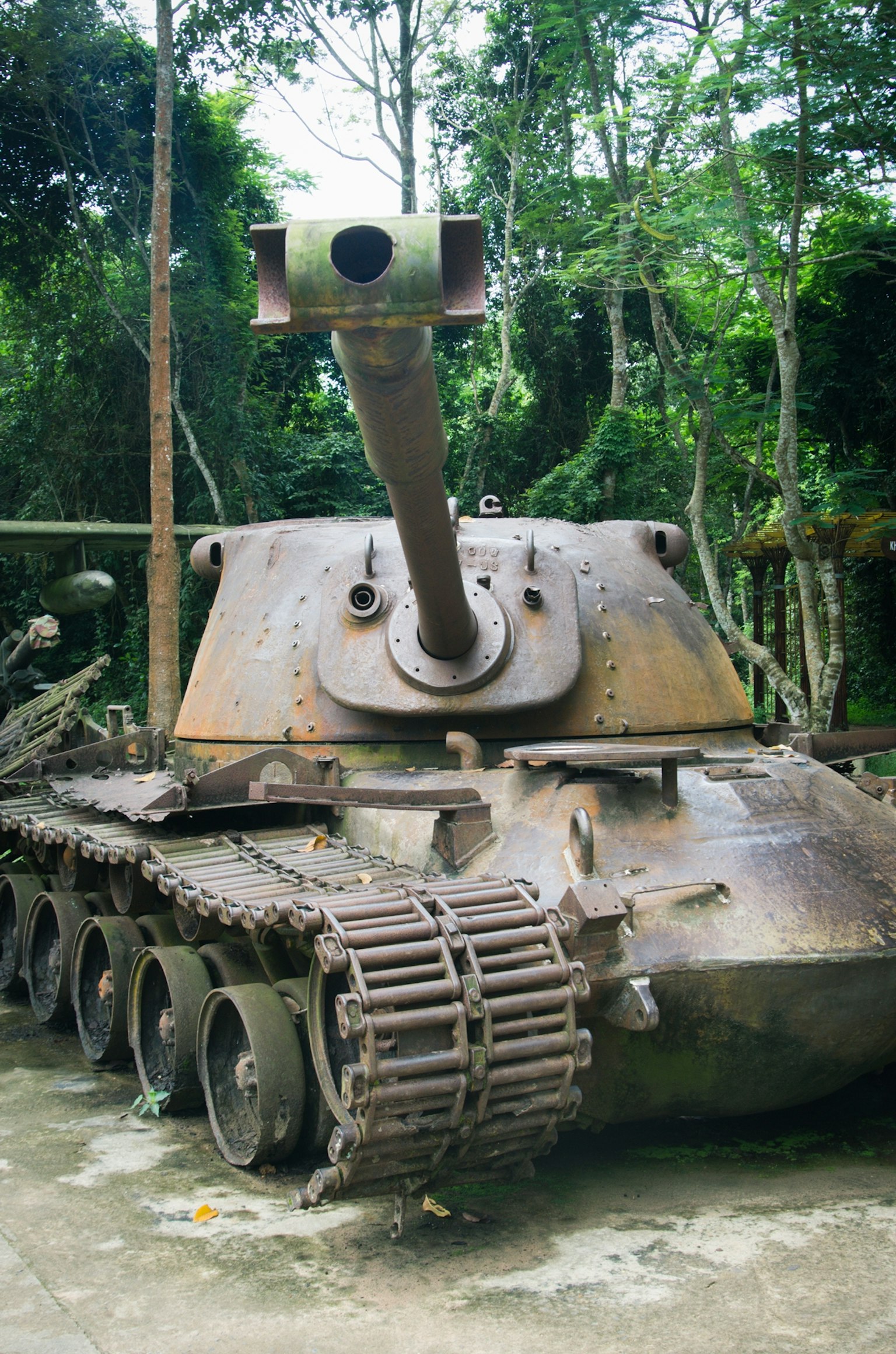 Alter Panzer in einem Dschungel mit Rost und Grün