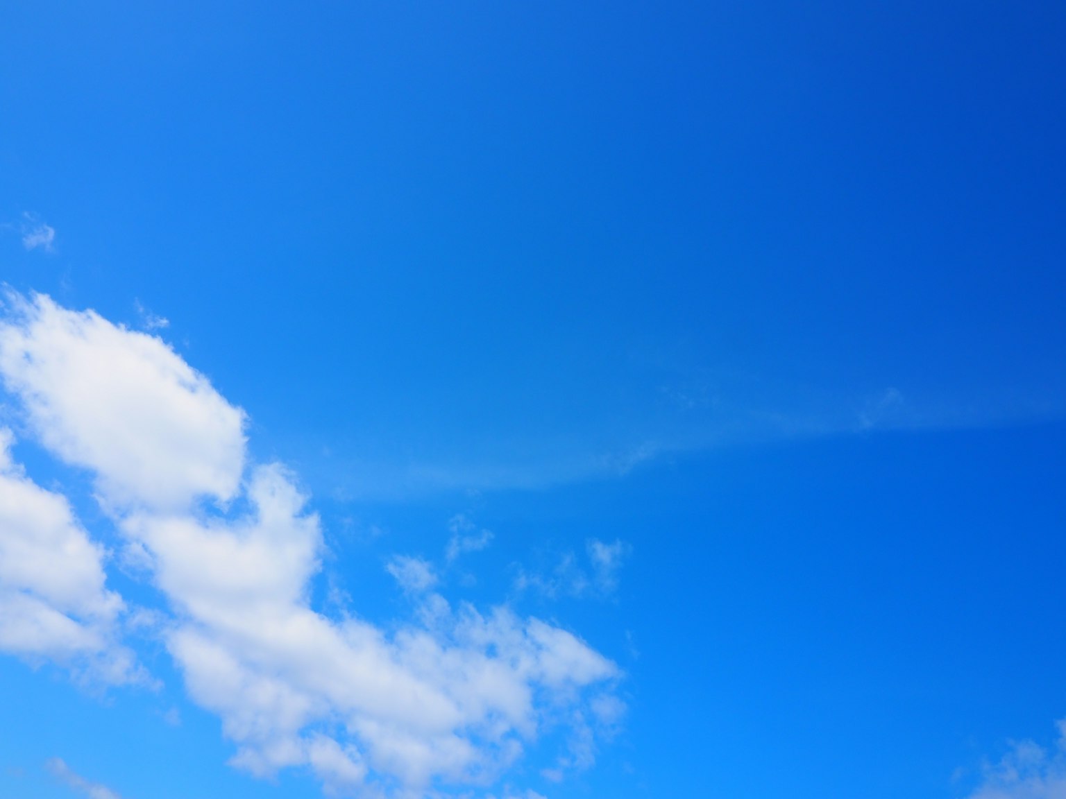 Bellissimo paesaggio di cielo blu con nuvole bianche