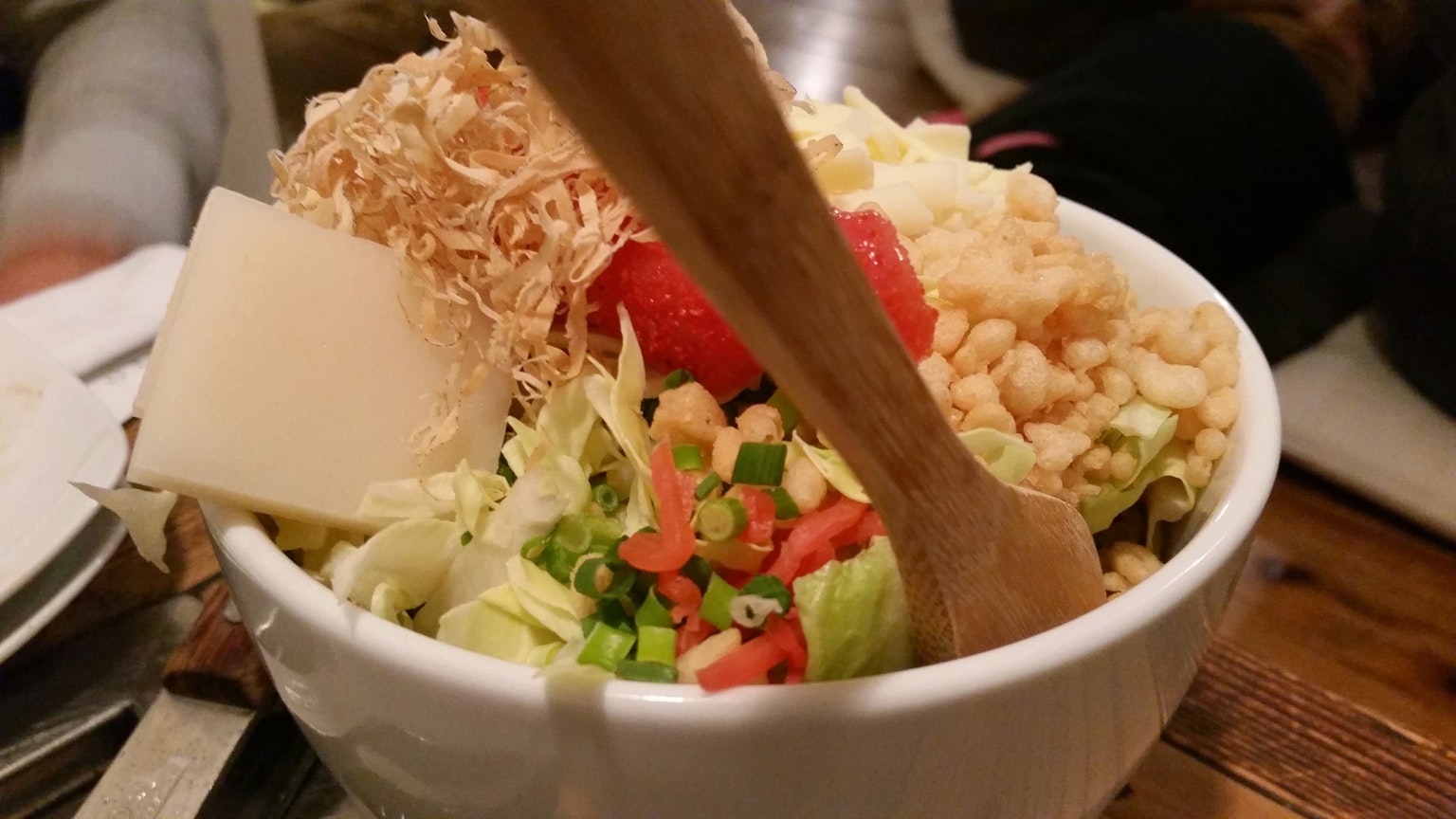 Một bát đầy salad tươi và các món phủ khác