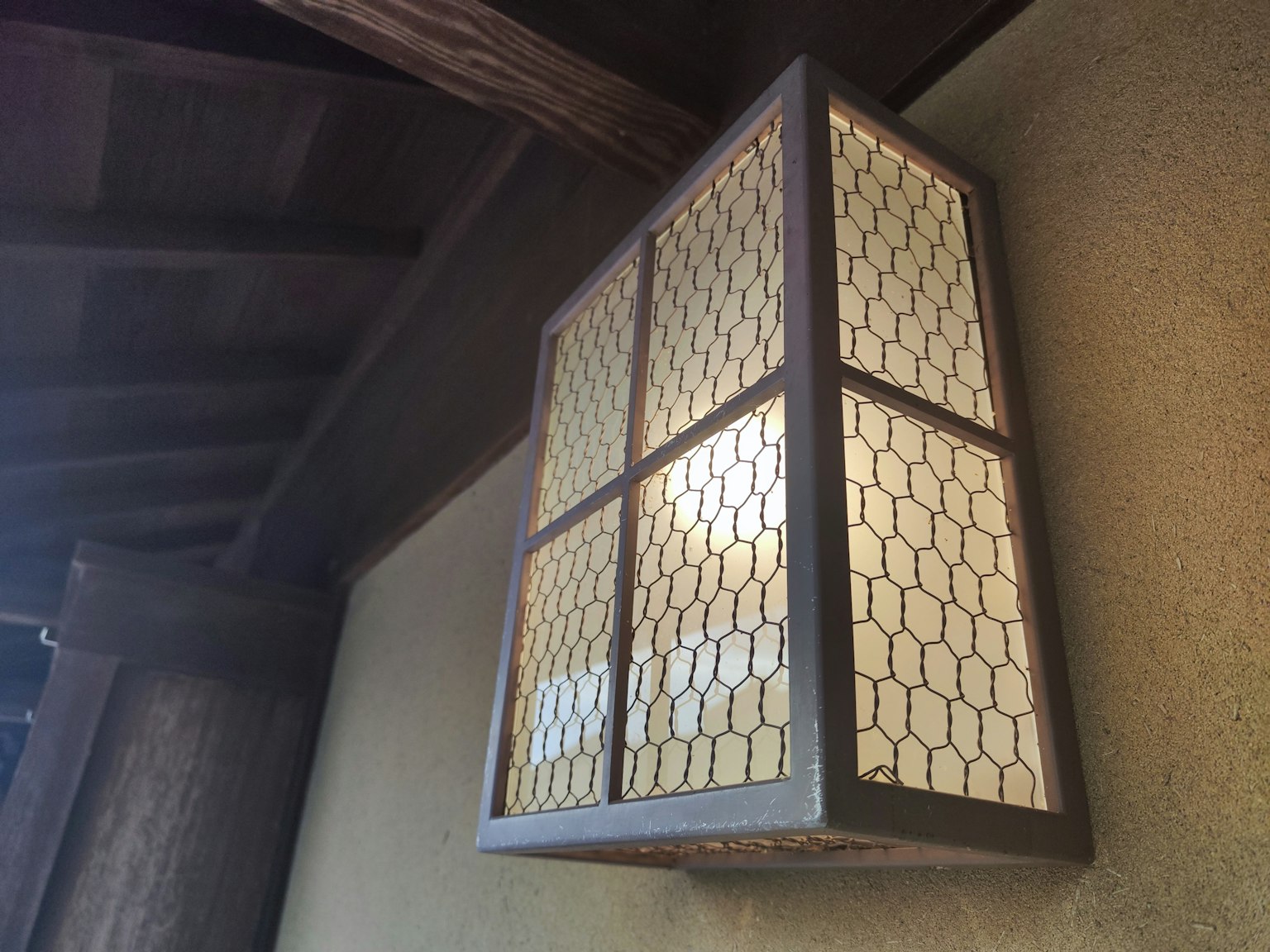 Linterna japonesa tradicional montada en una pared