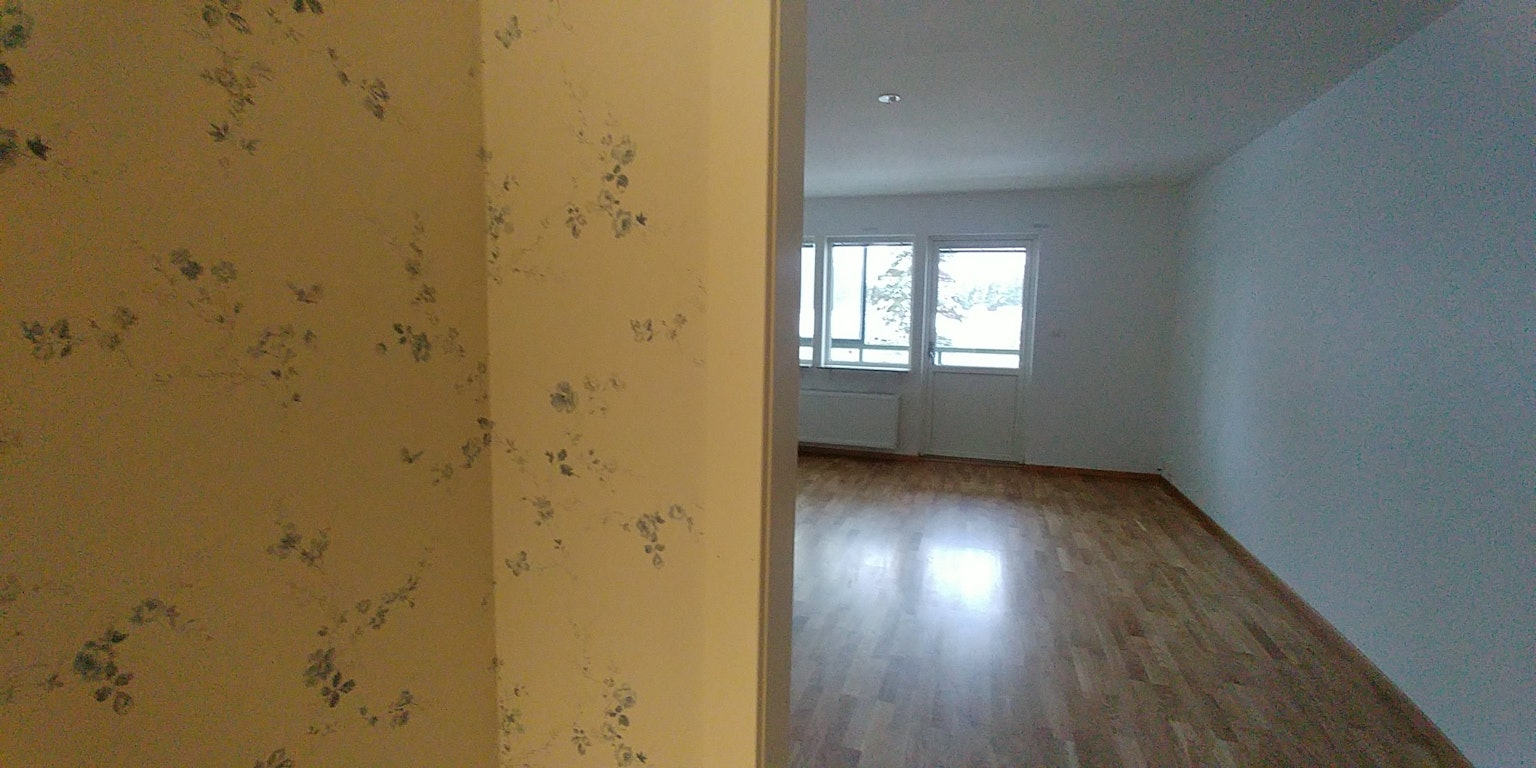 Phòng khách rộng rãi nhìn từ lối vào với giấy dán tường hoa