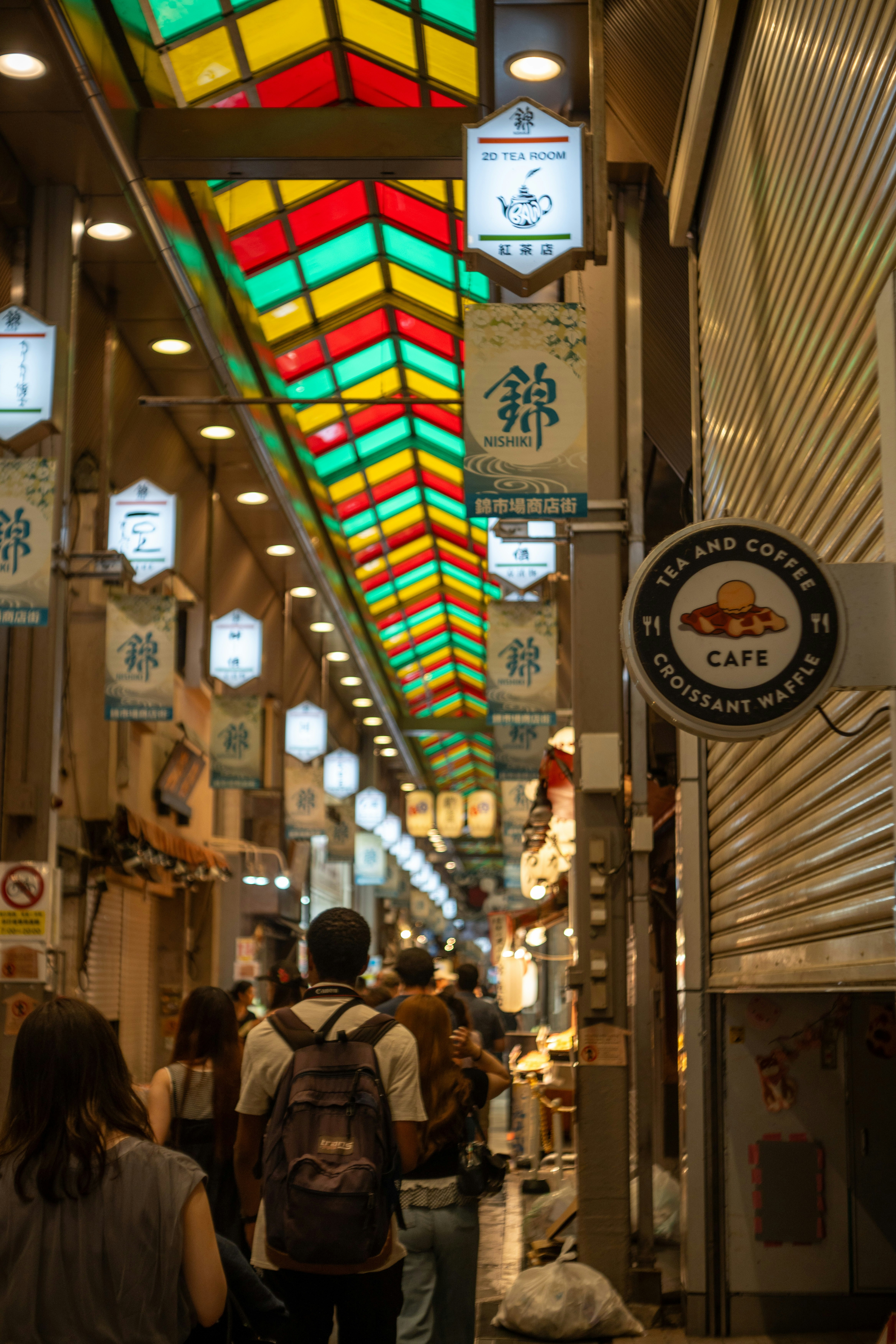 ถนนในย่านการค้าที่มีเพดานกระจกสีสวยงาม