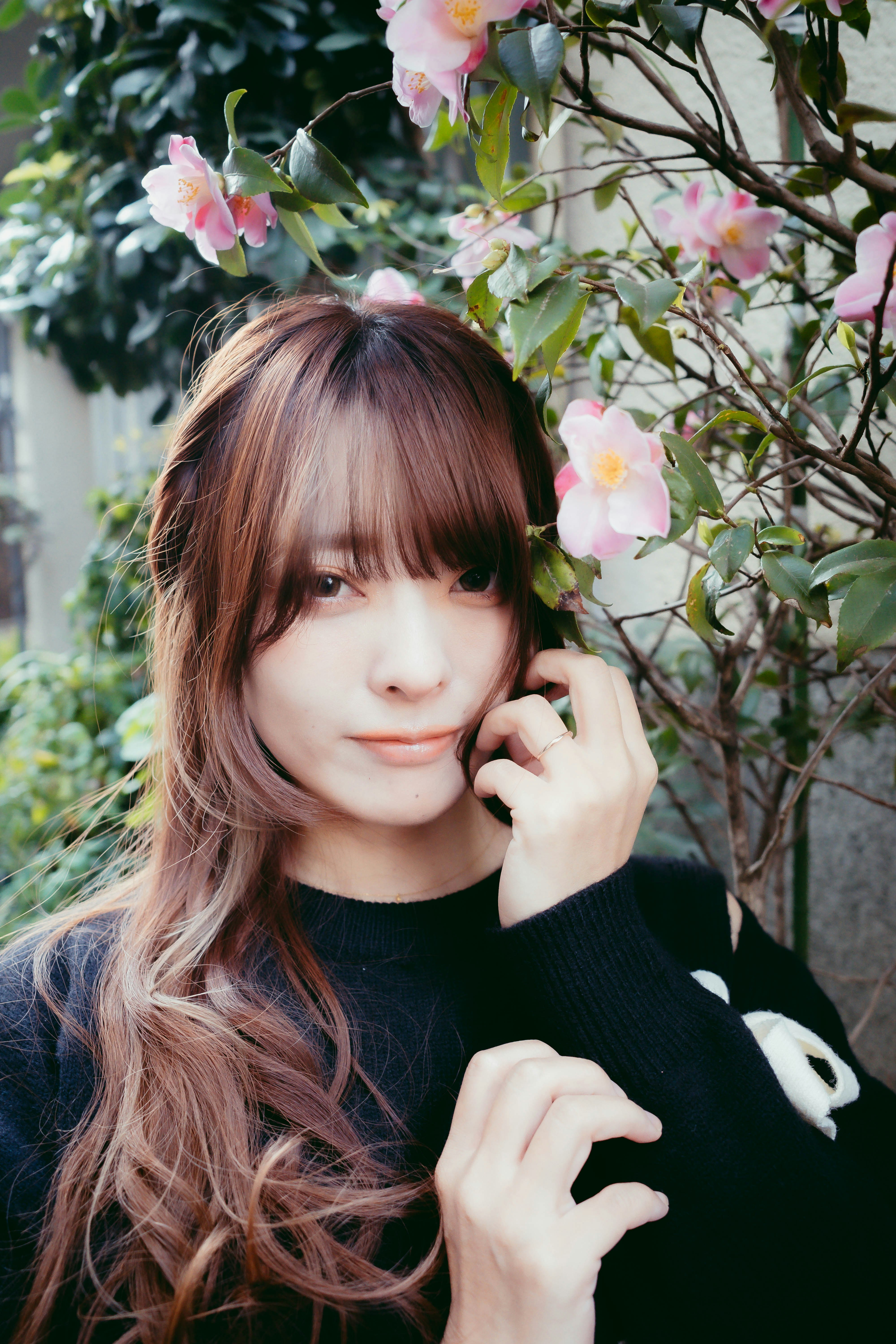 花の枝に囲まれた女性のポートレート