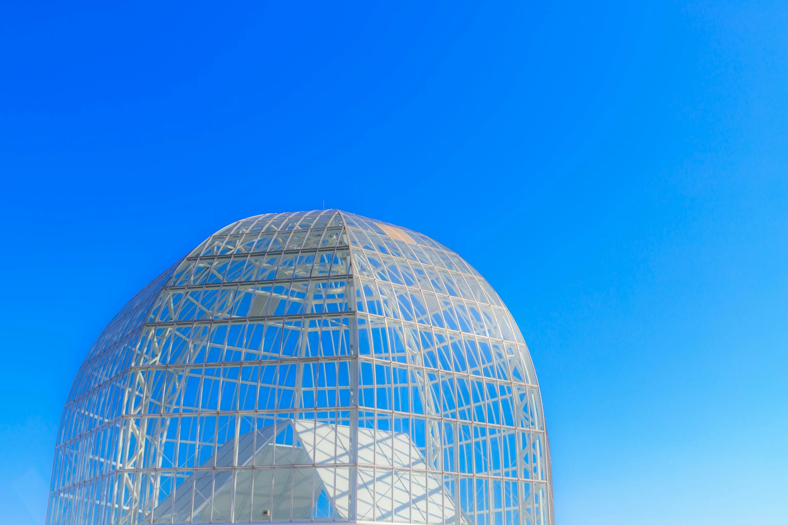 โครงสร้างไม้รูปโดมใต้ท้องฟ้าสีฟ้าสดใส