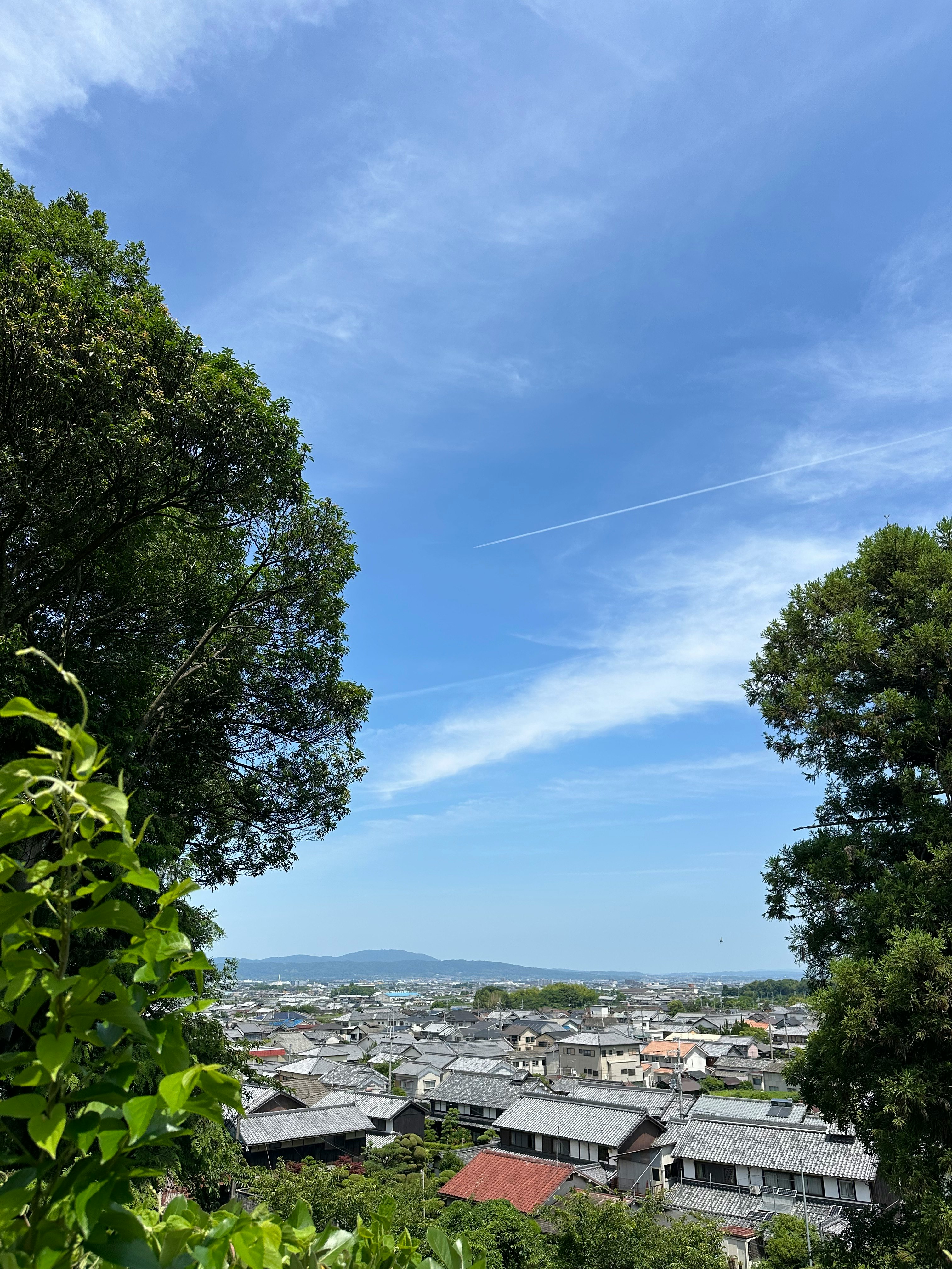 雨后黑塚古坟附近的蓝天与城镇景色
