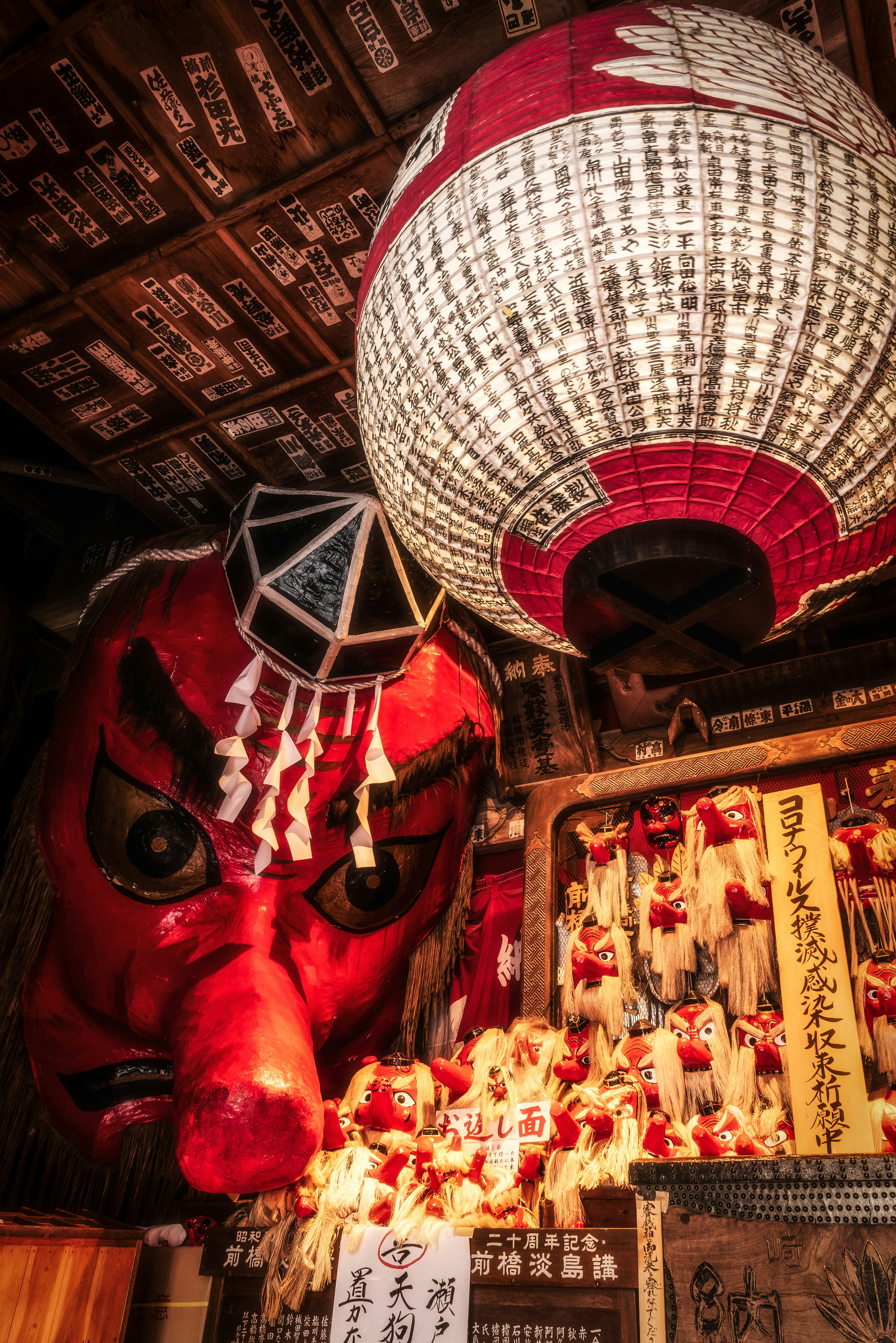 寺廟供奉空間，紅色燈籠與獅子雕像