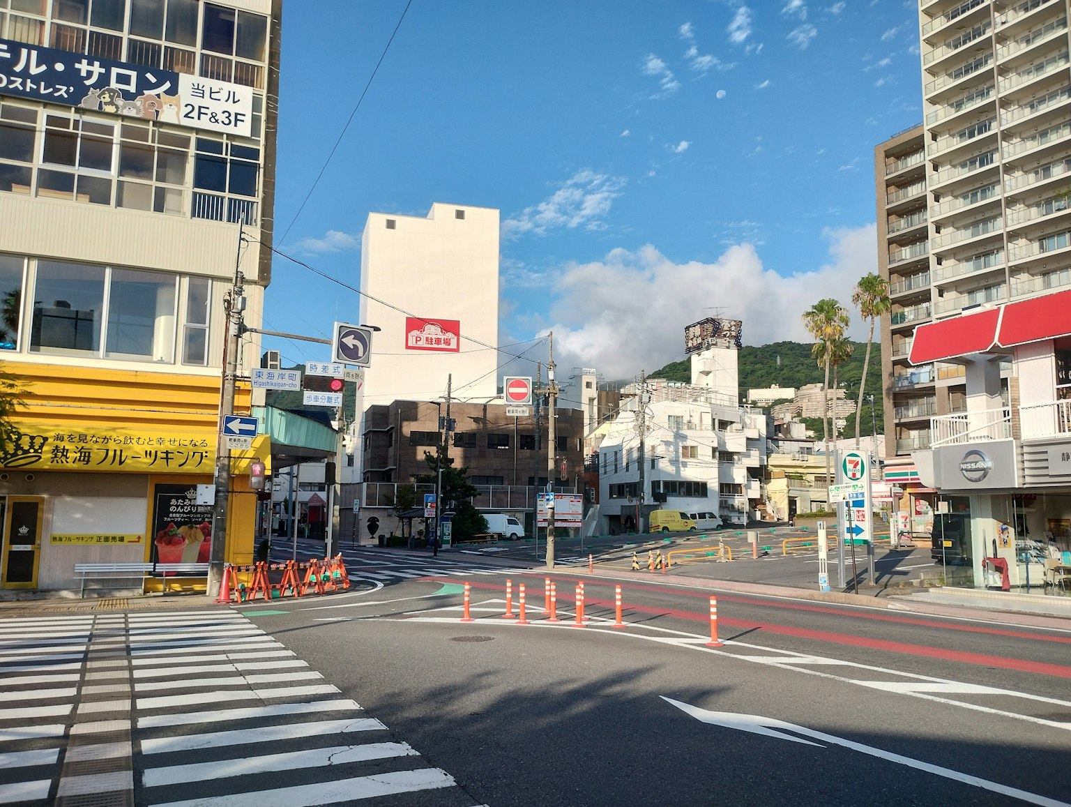 寧靜的街道交叉口與藍天下的建築物