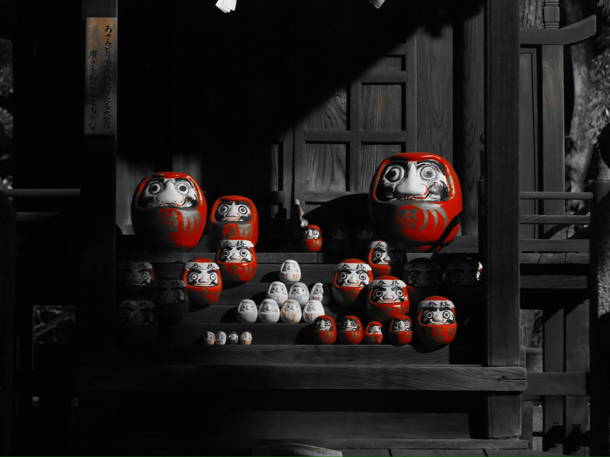 阿智神社の夜祭りを思わせるだるま人形の飾り棚