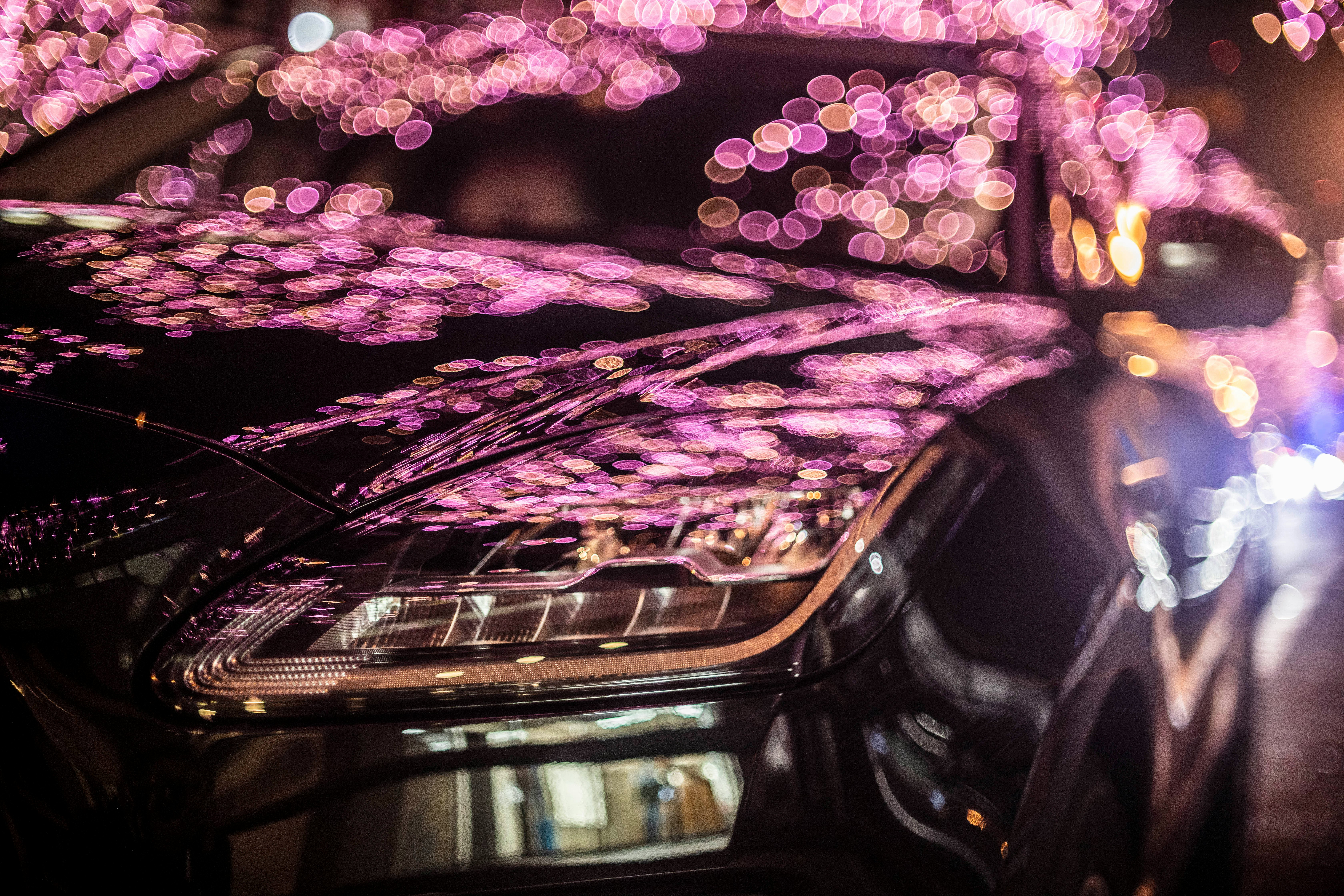夜の車内から見えるイルミネーションの光