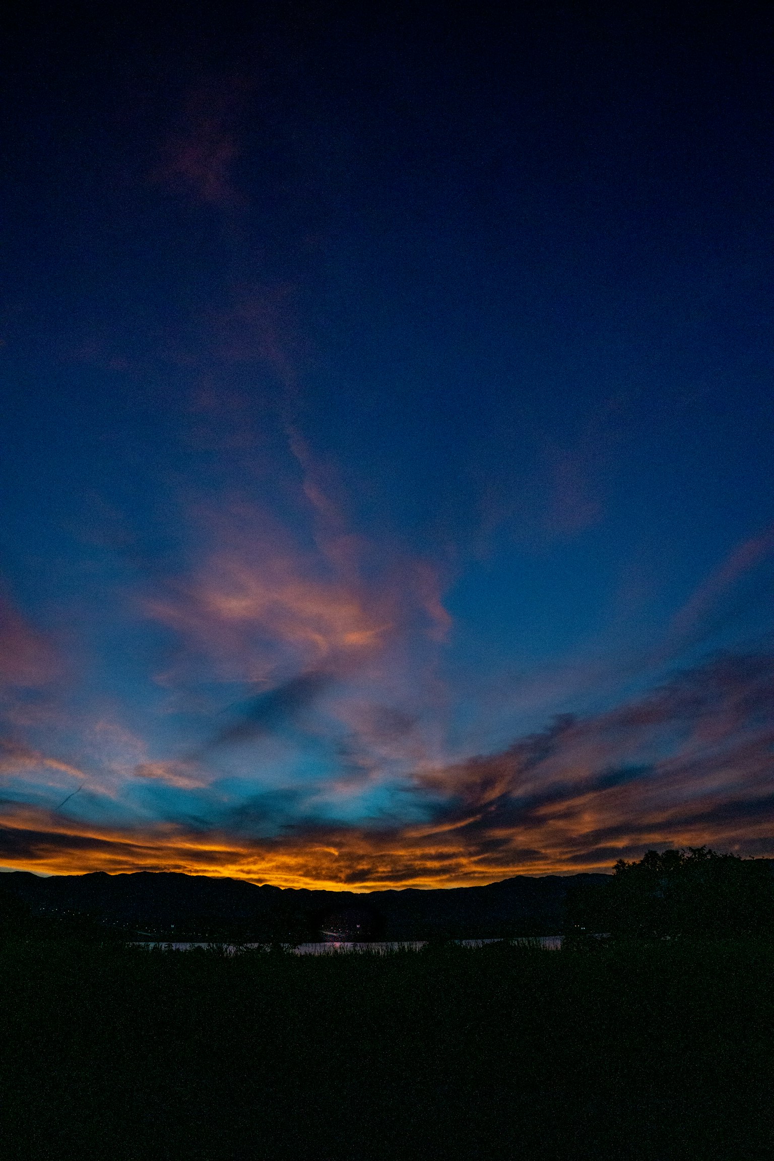 ท้องฟ้าพระอาทิตย์ตกที่สวยงามด้วยเมฆสีฟ้าและสีส้ม