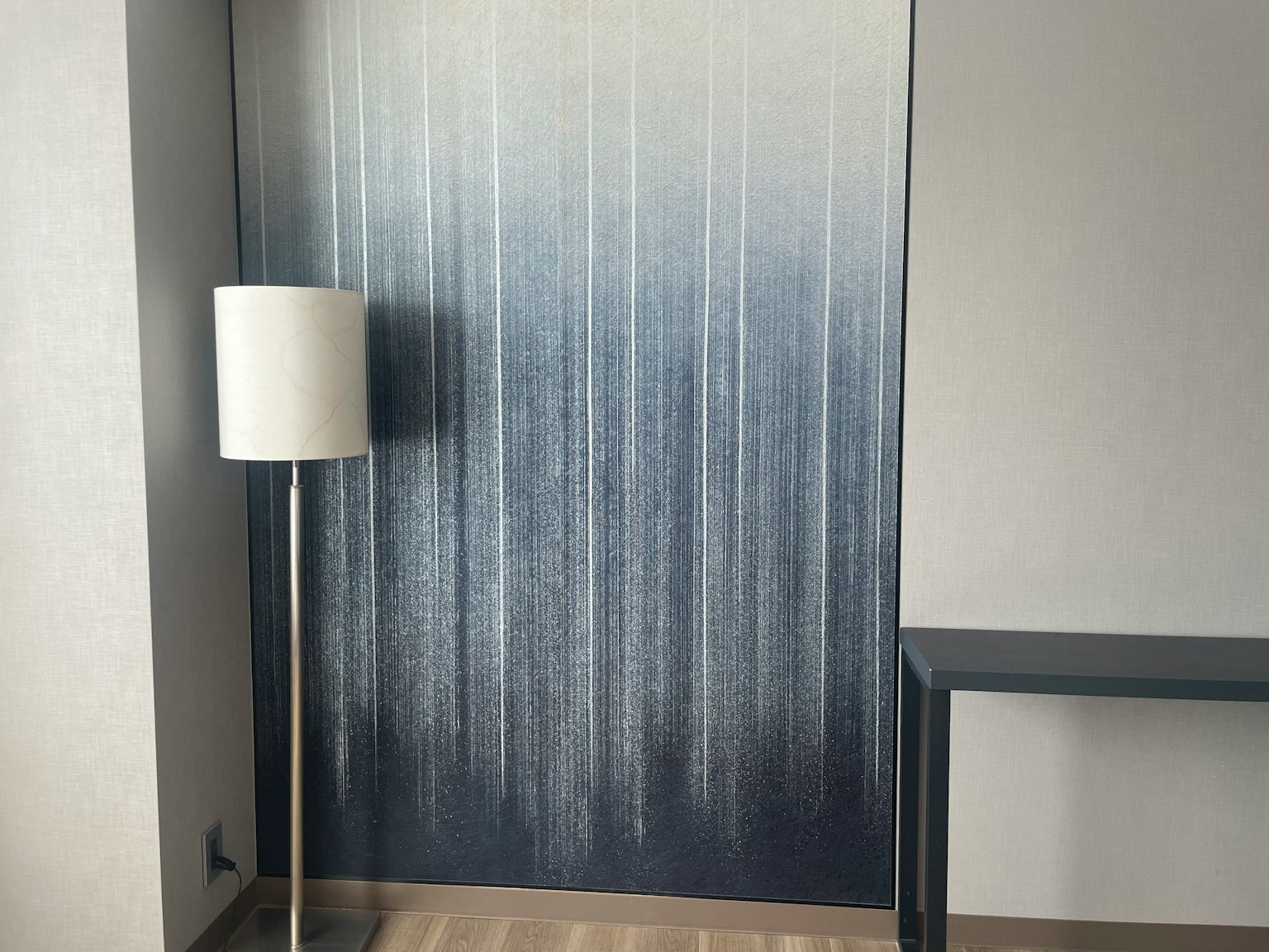 Diseño interior moderno con pared degradada y lámpara de pie
