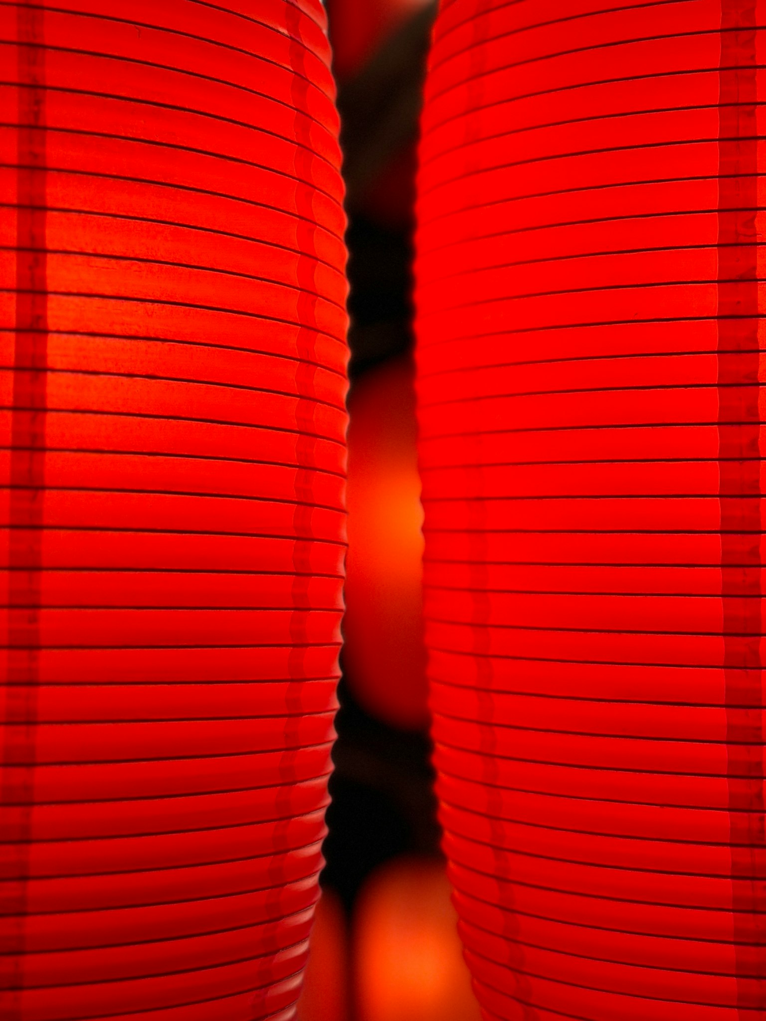 ภาพระยะใกล้ของโคมไฟแดงจัดเรียงเป็นแถว