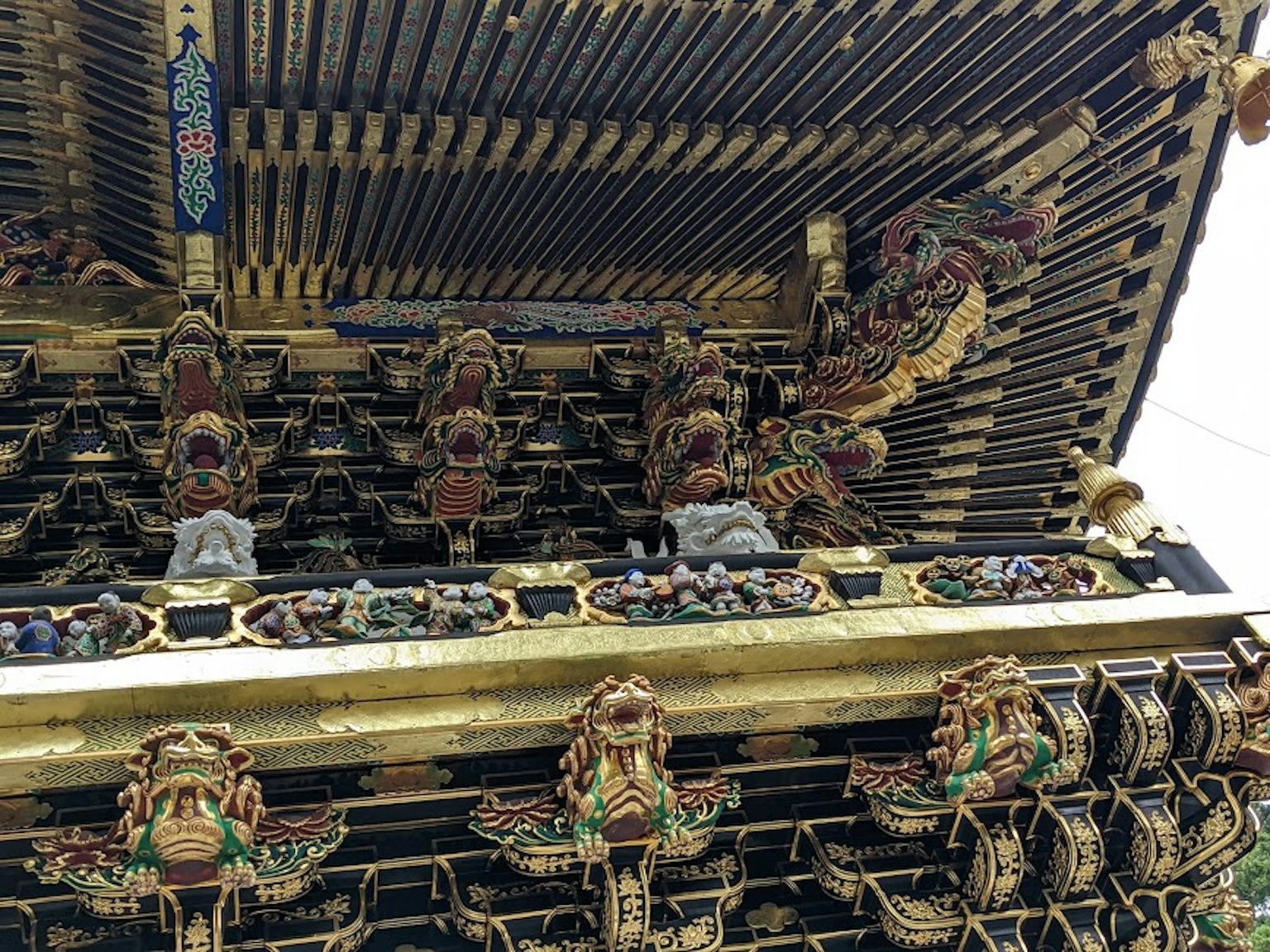 ส่วนหลังคาของศาลเจ้าที่ตกแต่งอย่างวิจิตร