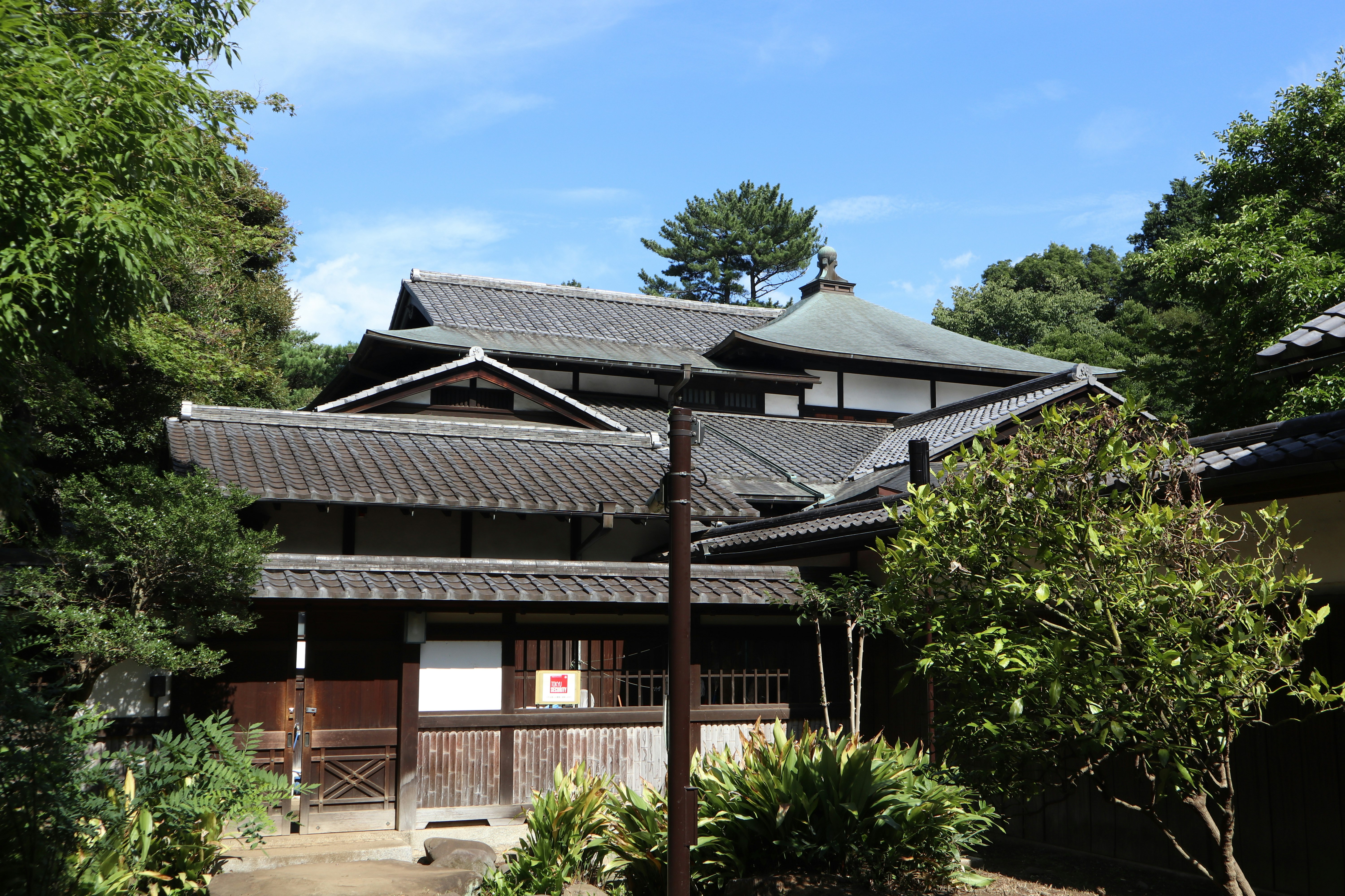 Maison traditionnelle japonaise entourée de verdure