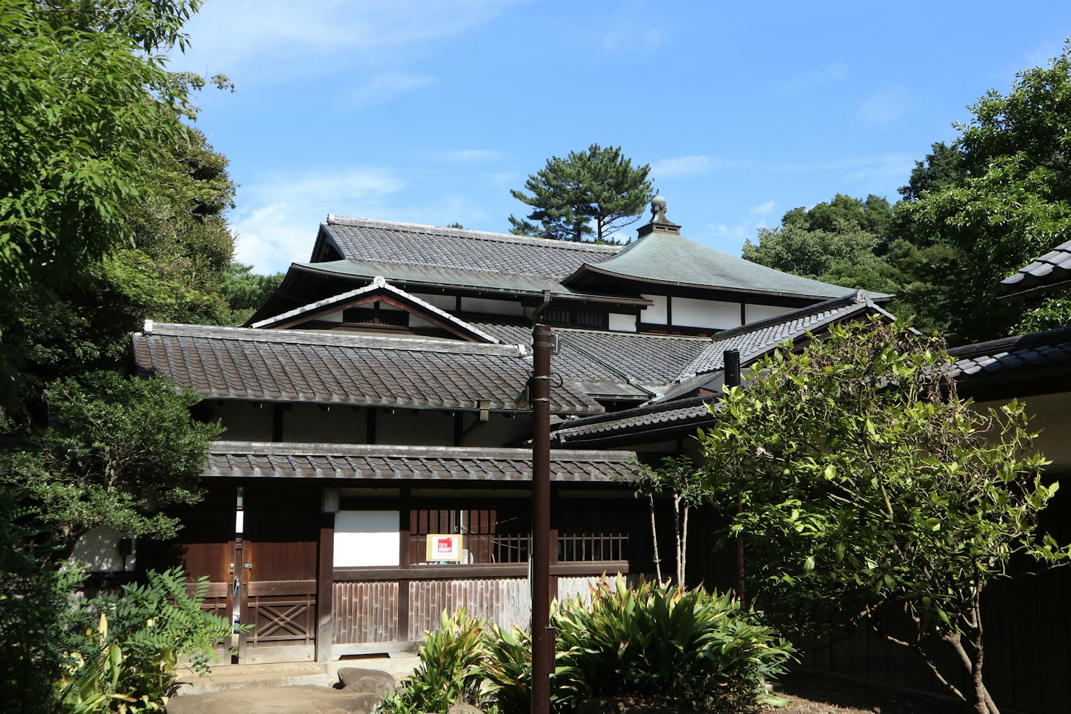 Traditionelles japanisches Haus umgeben von üppigem Grün
