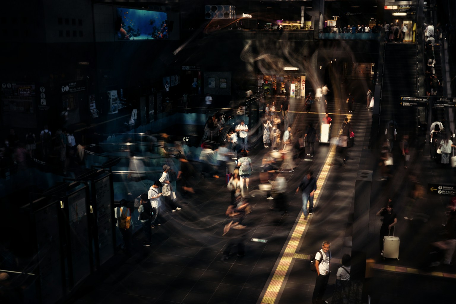 Platform stasiun kereta yang sibuk dengan orang-orang bergerak ke berbagai arah