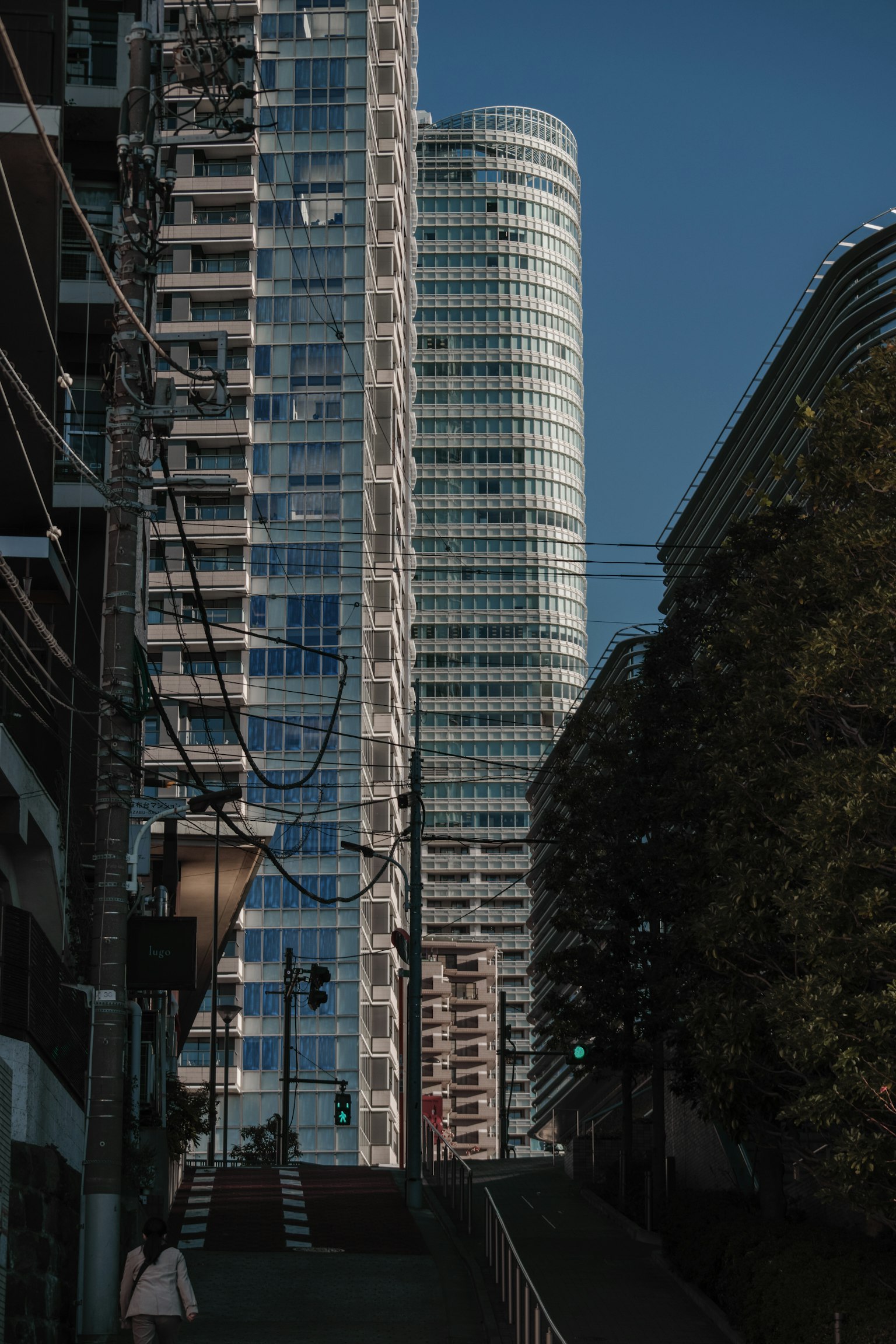 城市风景,高楼大厦在晴朗的蓝天下,玻璃外立面