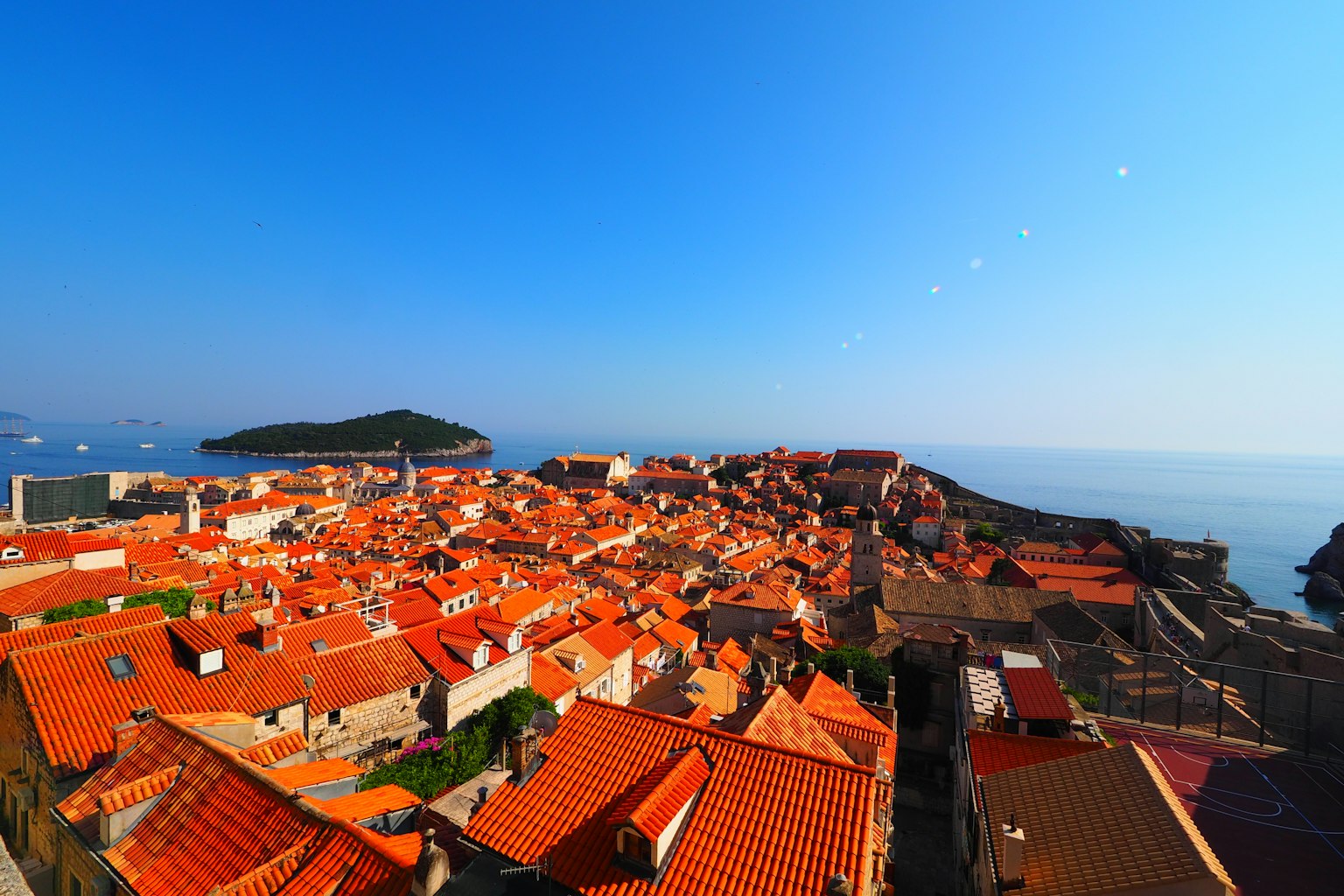 Pemandangan indah Dubrovnik dengan atap oranye dan langit biru cerah