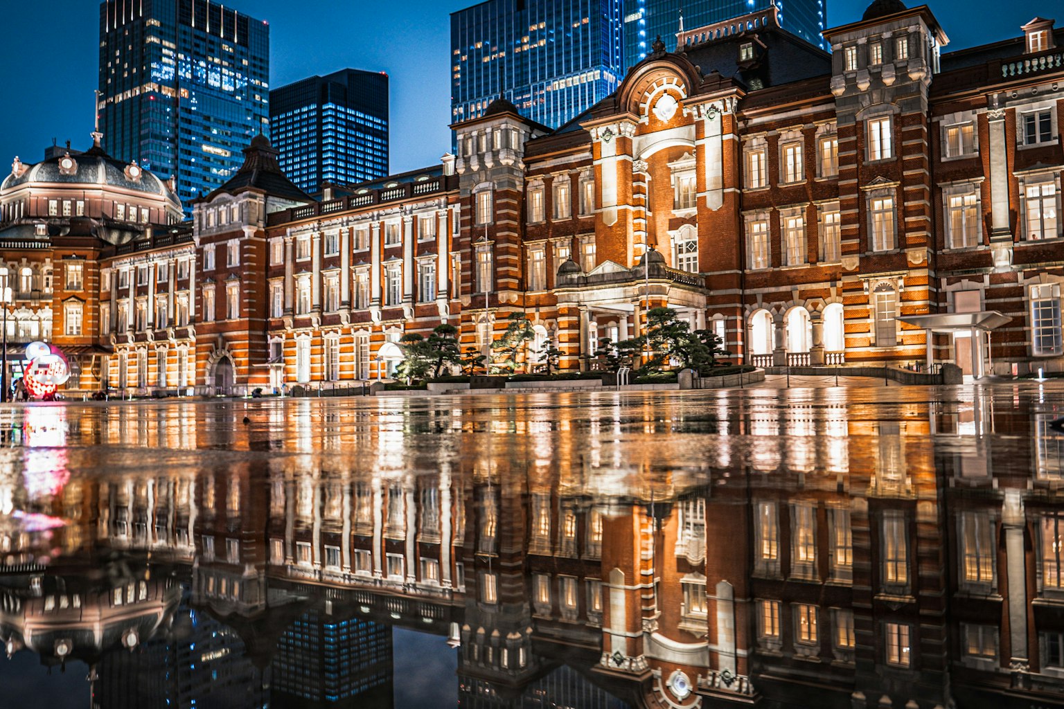 Bellissima vista notturna della stazione di Tokyo con riflessi