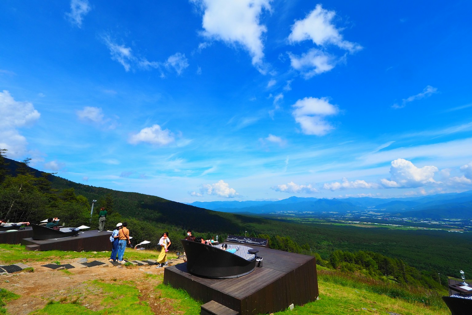 จุดชมวิวสวยงามที่มีท้องฟ้าสีฟ้าและภูเขาสีเขียว