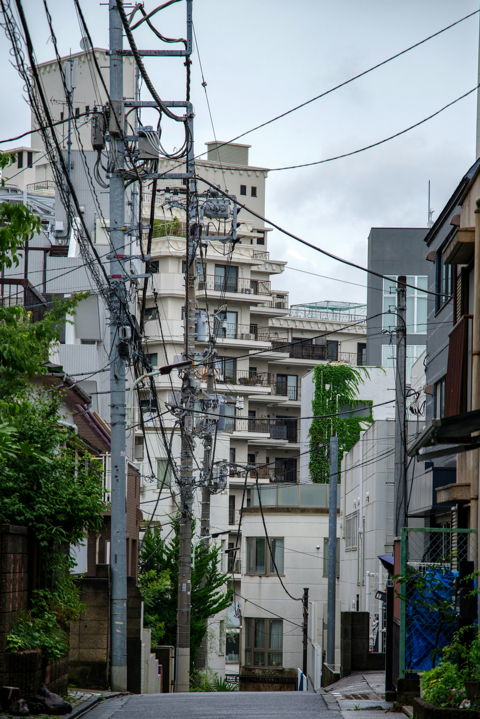Vue de rue avec des bâtiments et des lignes électriques dans un cadre urbain