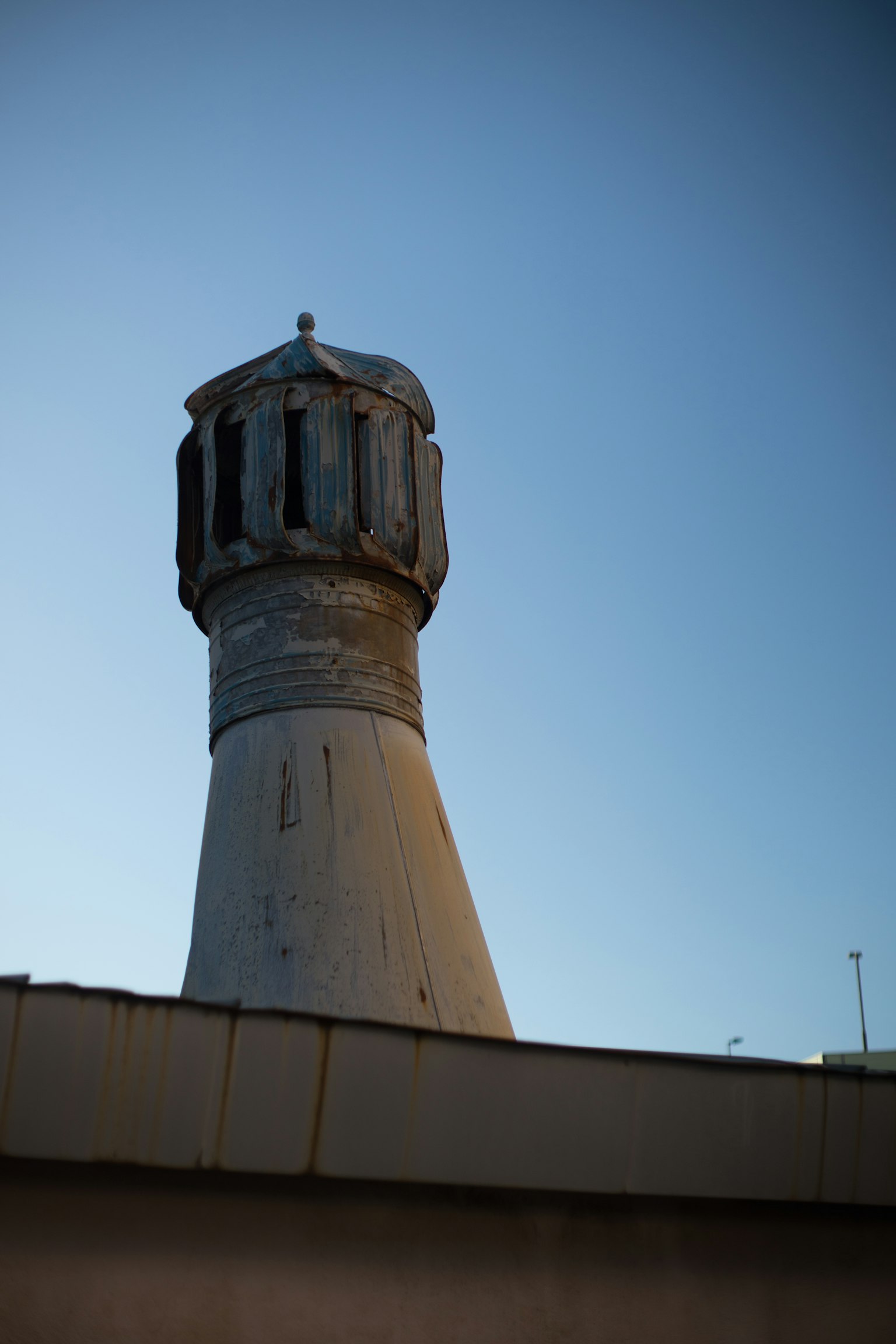 Cheminée décorative sur un toit avec un ciel bleu