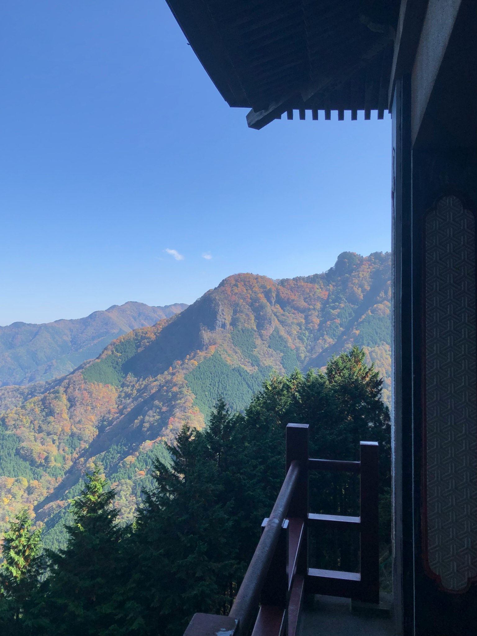 Pemandangan indah dari balkon yang menghadap ke gunung dan langit biru