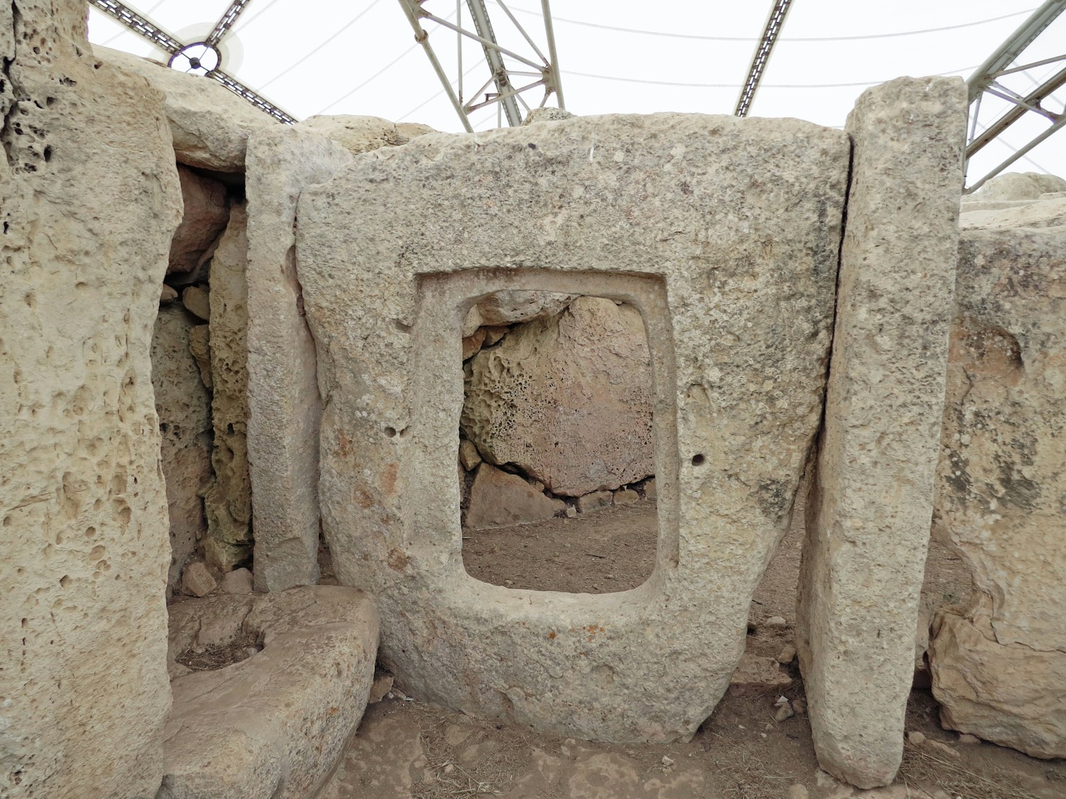 Structure en pierre ancienne avec une ouverture en forme de fenêtre