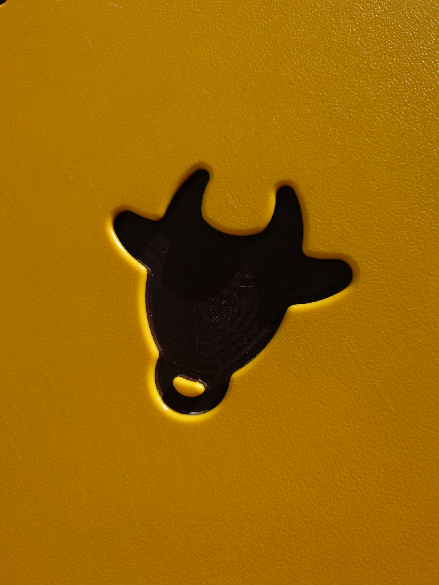 Schwarze Kuhsilhouette vor einem lebhaften gelben Hintergrund