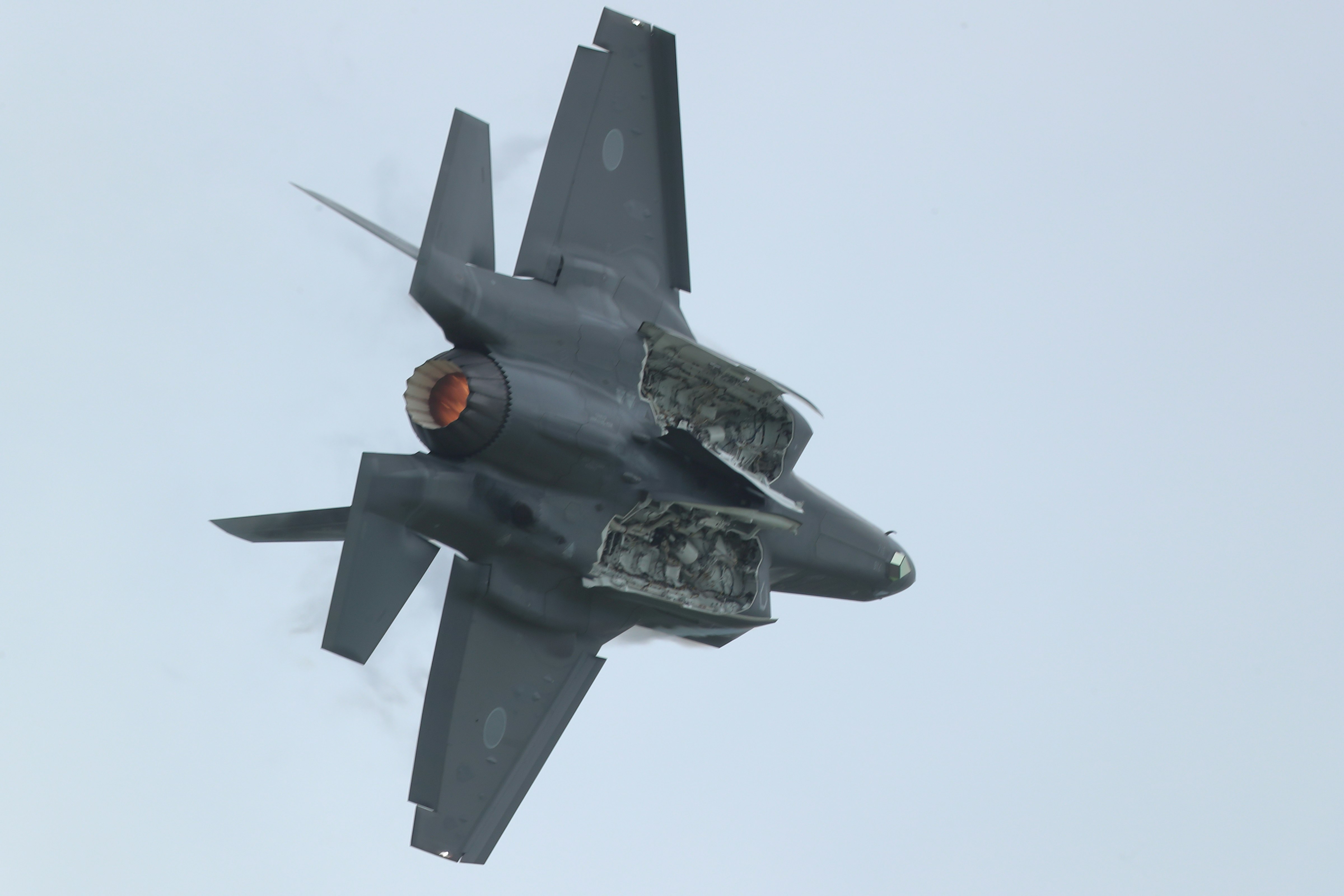 戰鬥機在天空中飛行