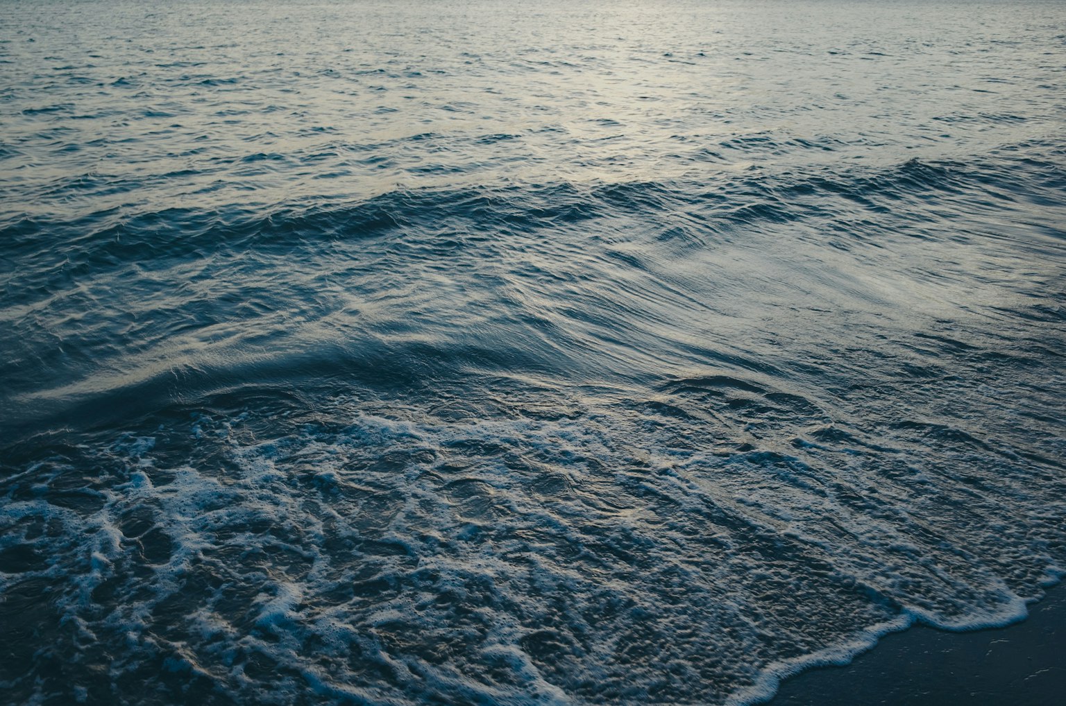 Onde calme dell'oceano che si infrangono dolcemente sulla riva