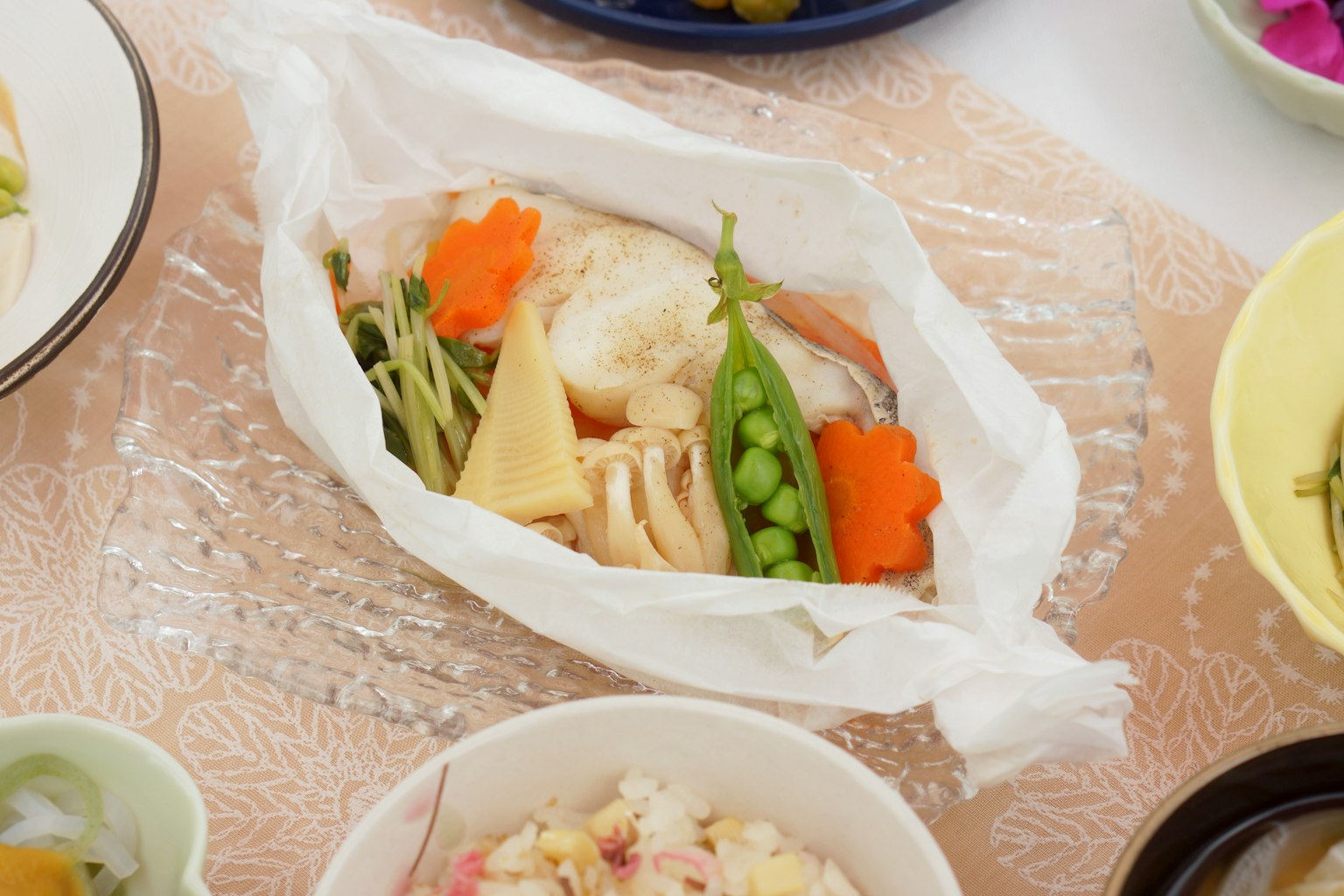 Dampfgericht mit frischem Gemüse und Fisch serviert