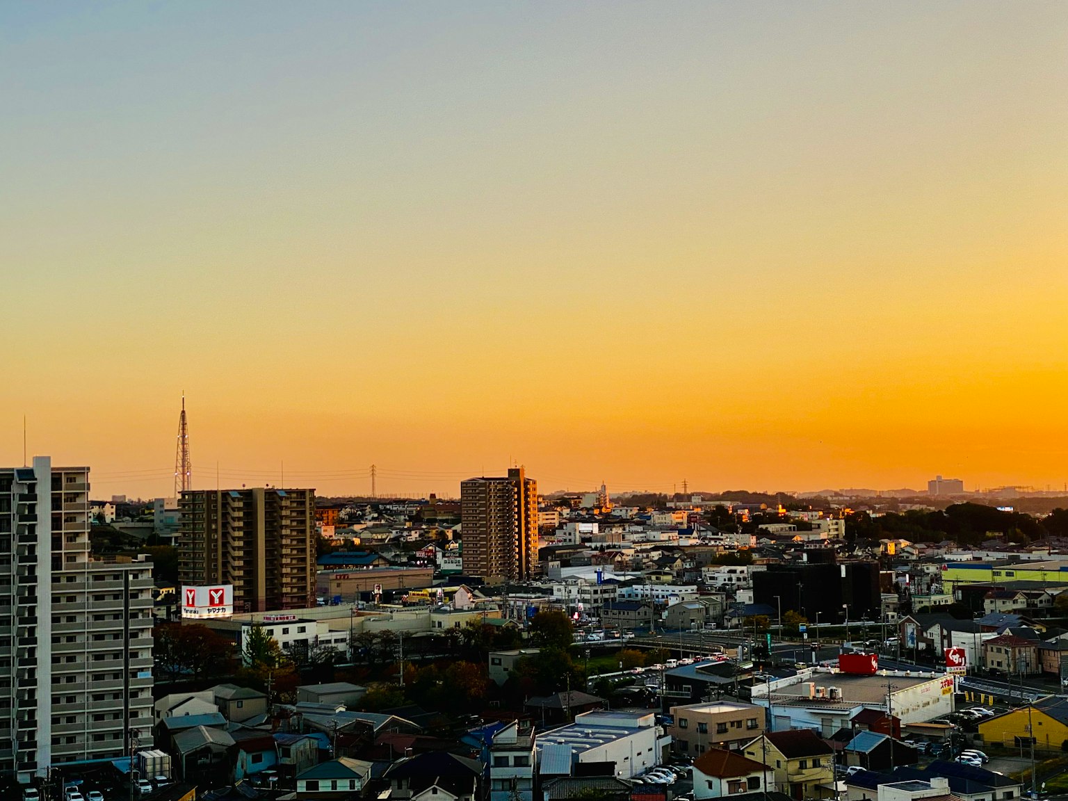 노을이 지는 도시 풍경과 고층 건물