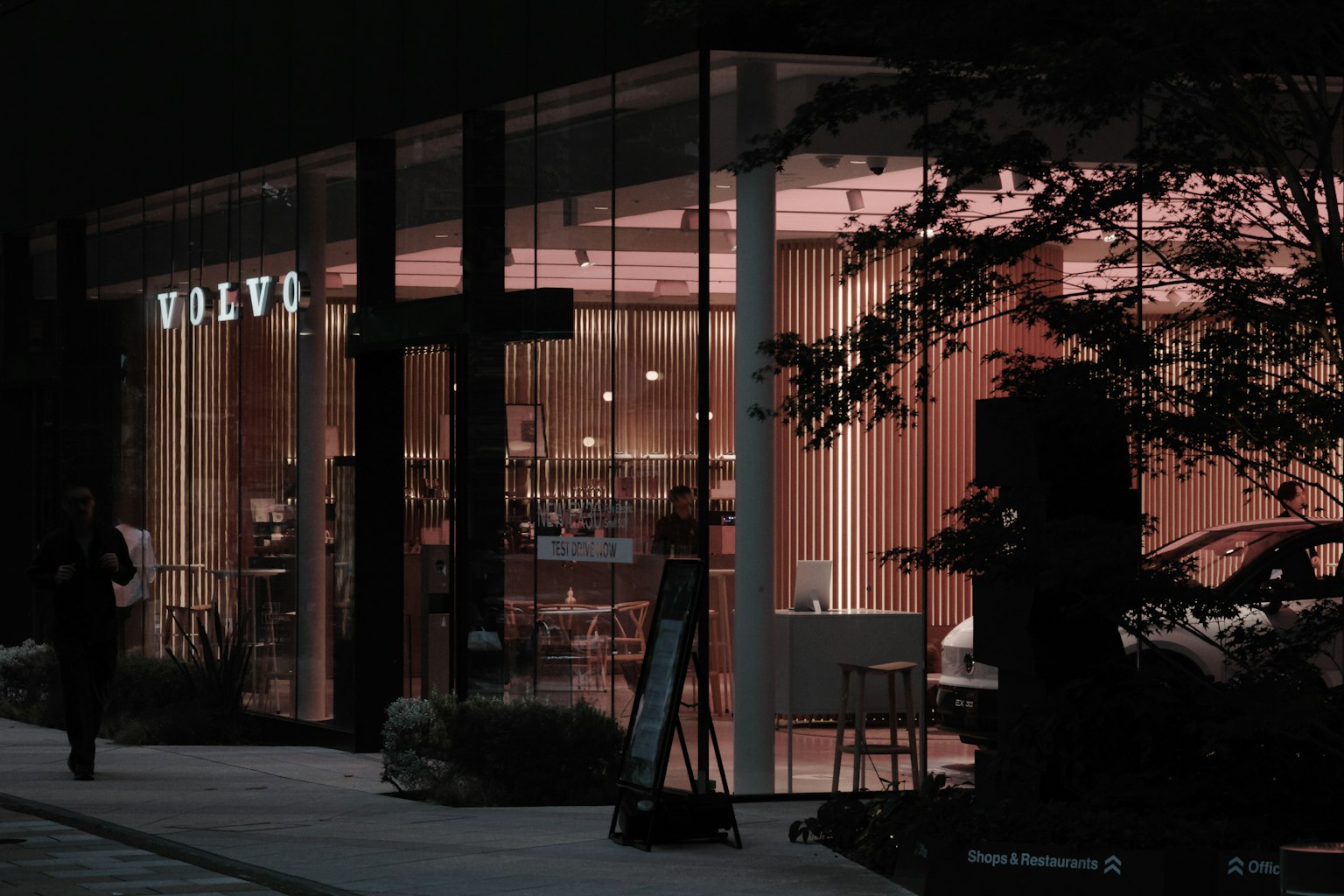 沃尔沃的现代展厅在夜间照亮