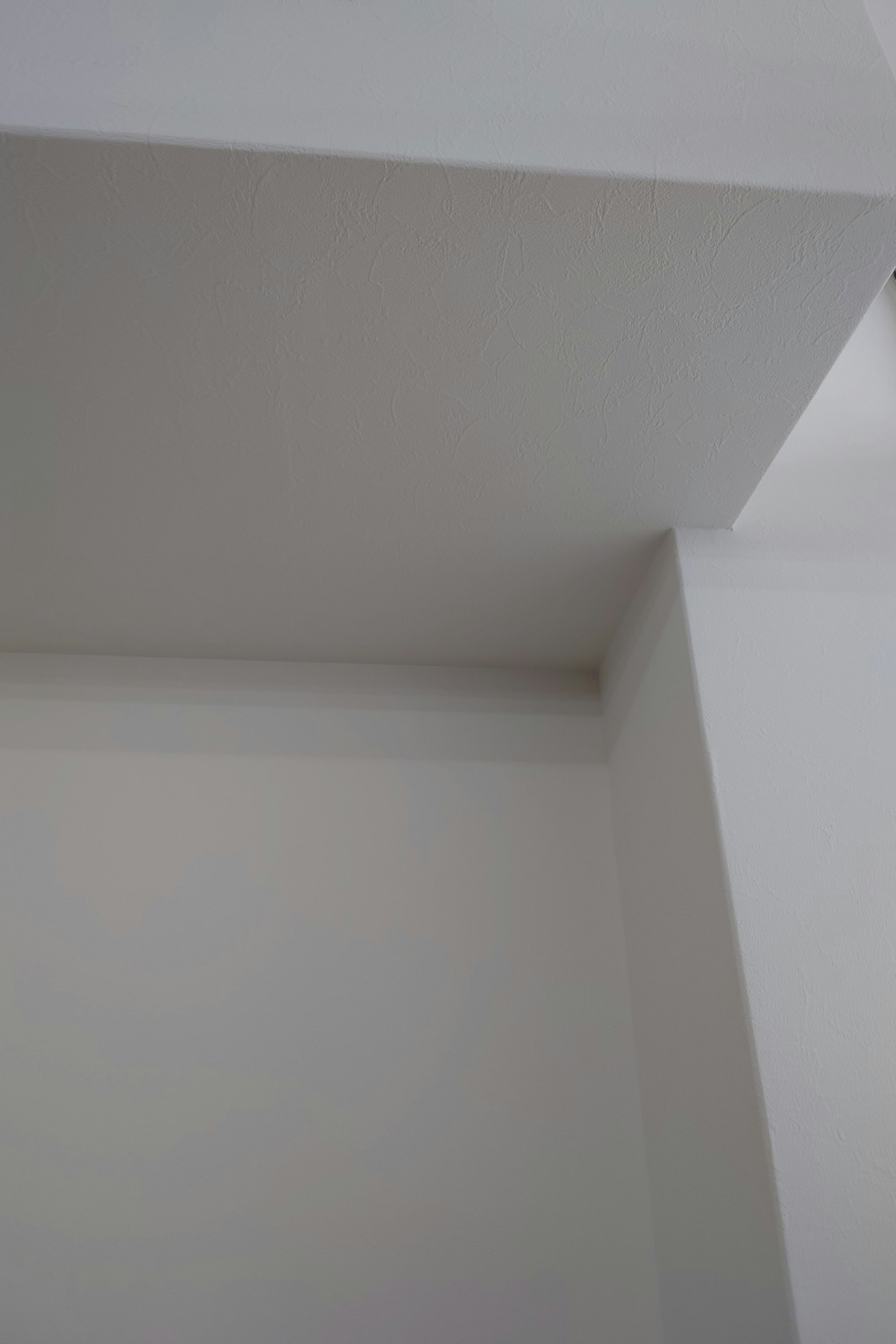 Cấu trúc đơn giản của giao điểm giữa tường và trần trắng