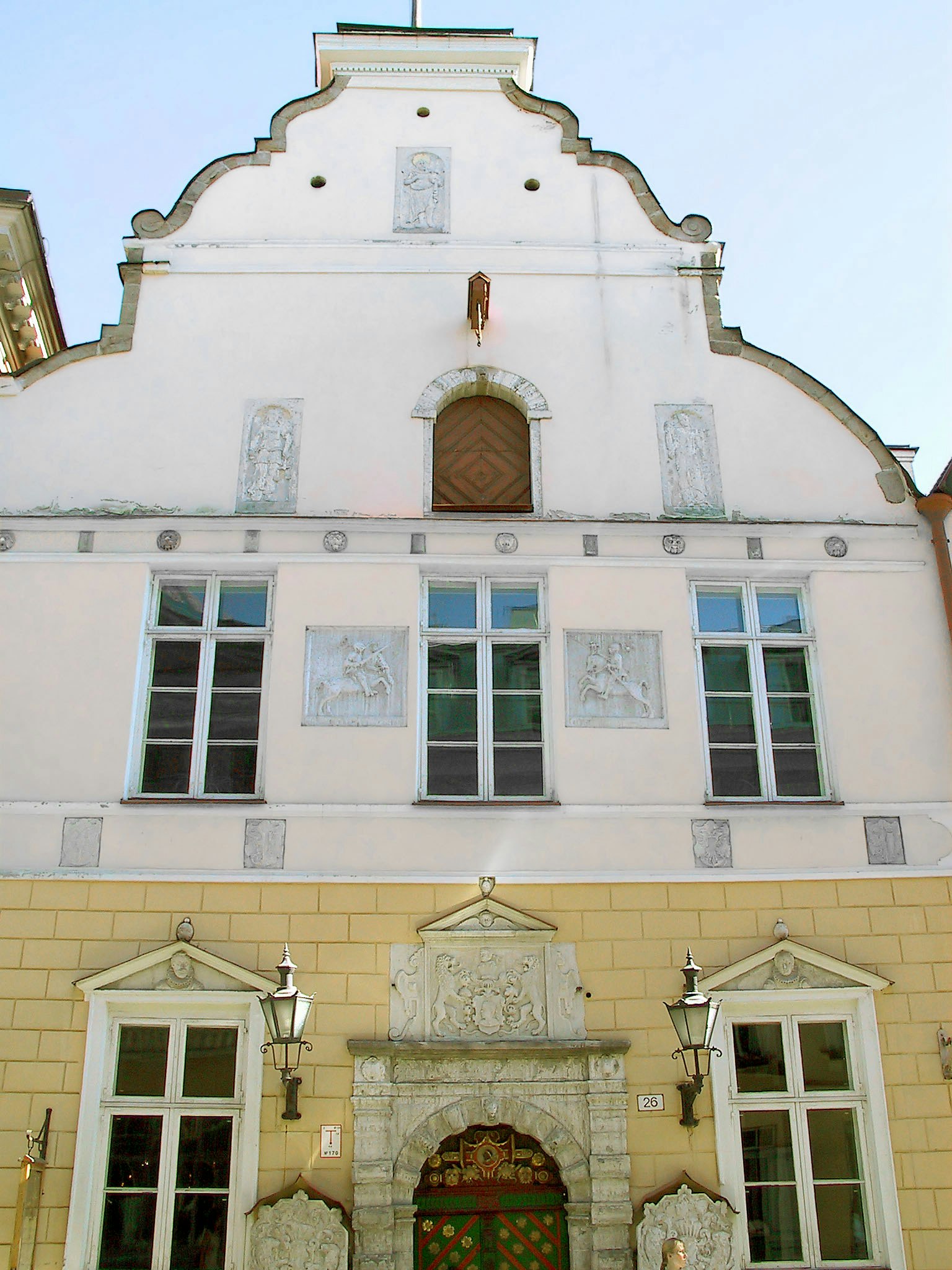 Façade d'un beau bâtiment blanc avec des fenêtres en arc et des sculptures décoratives